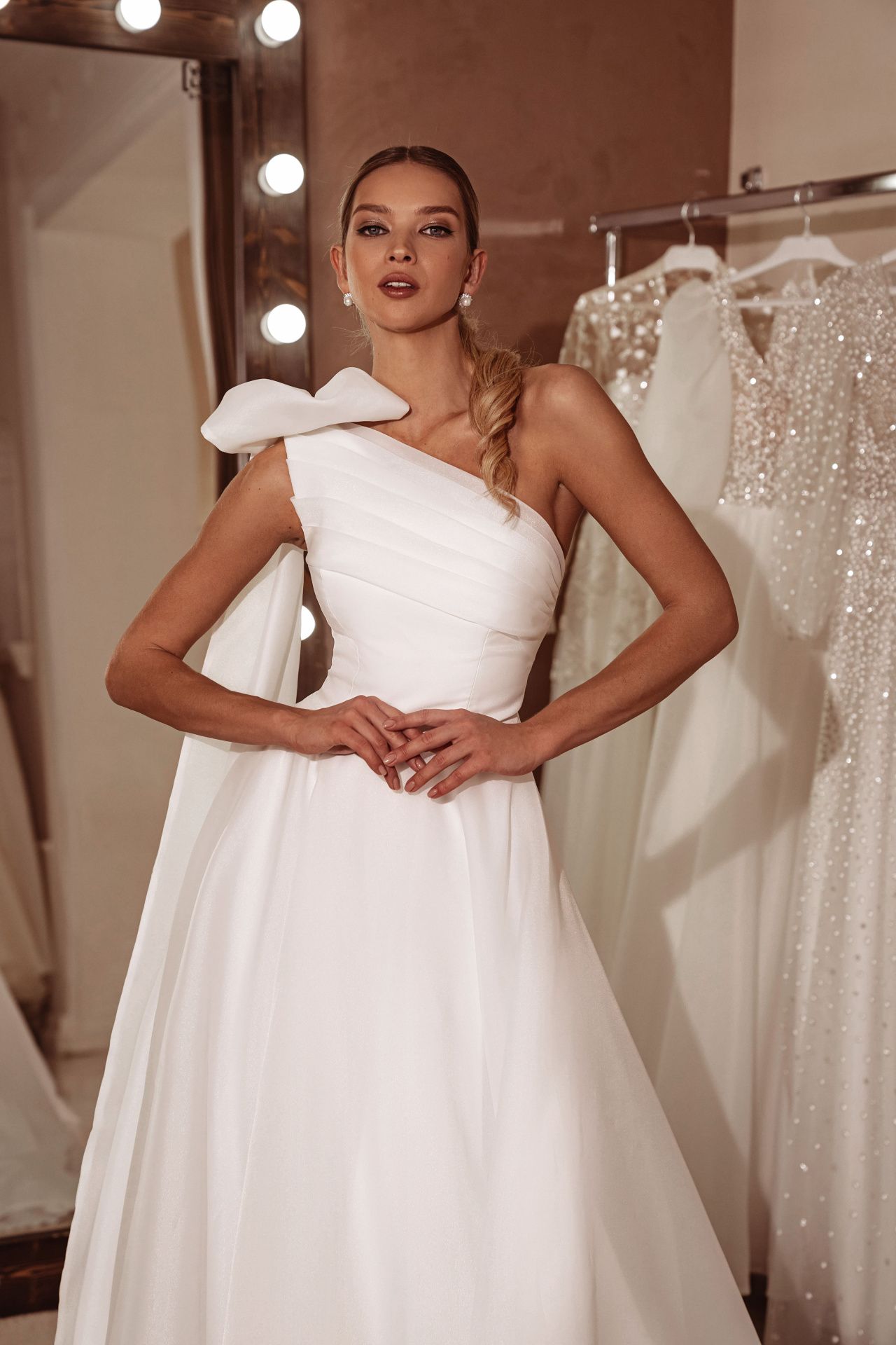 Нежное свадебное платье на одно плечо