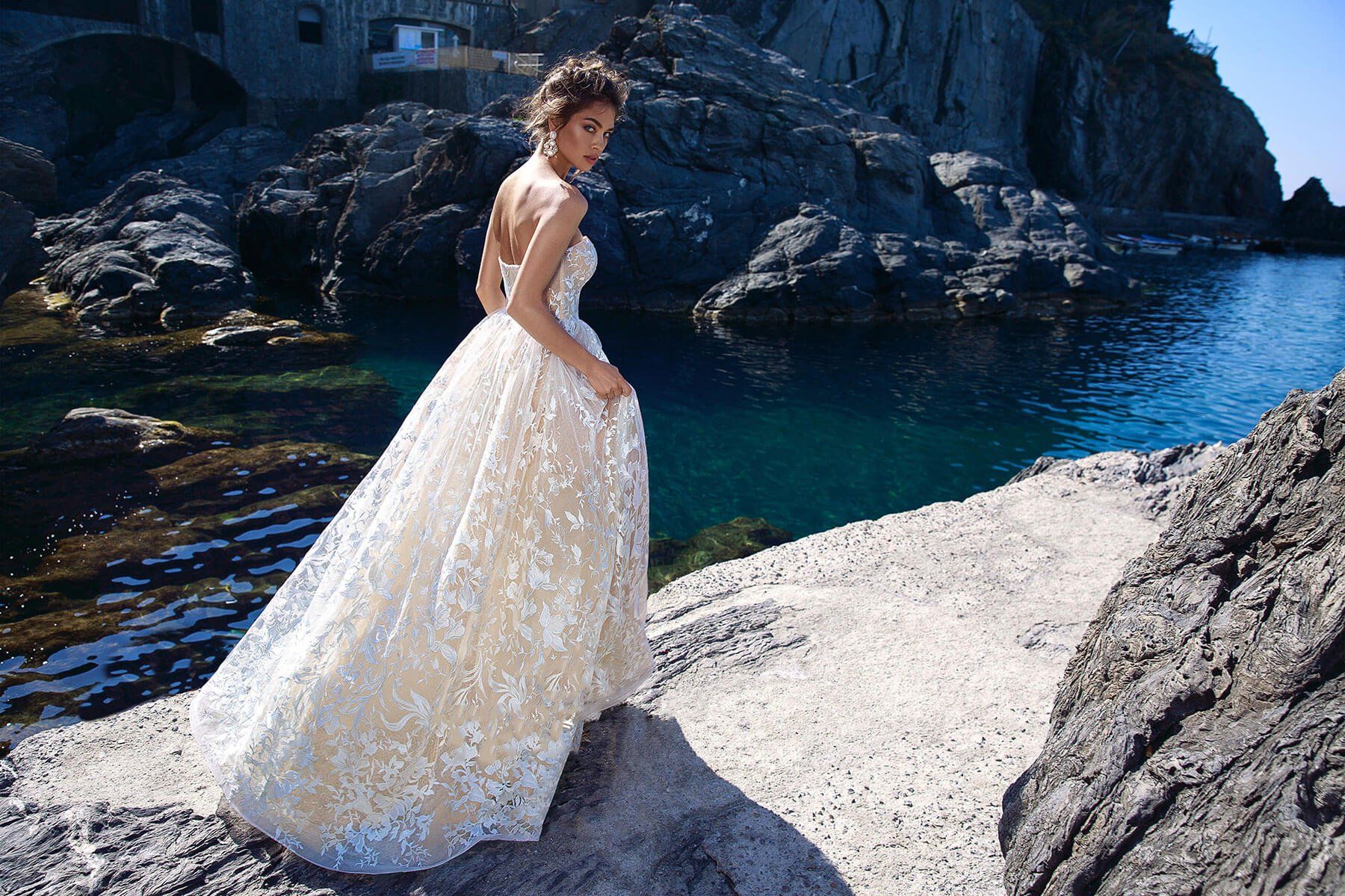 Кружевное платье с мерцающей юбкой