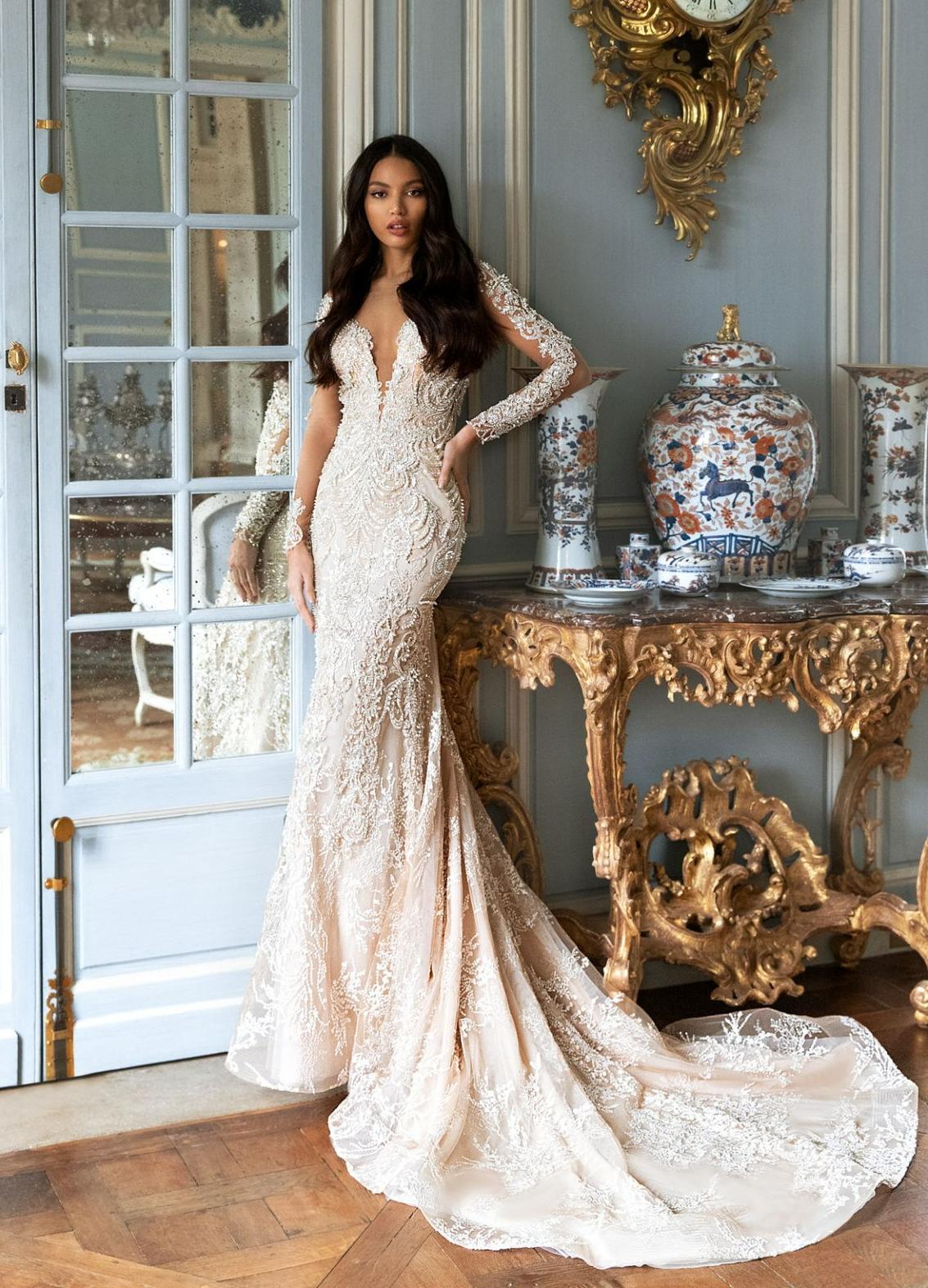 Свадебное платье рыбка с рукавами и открытой спиной фото