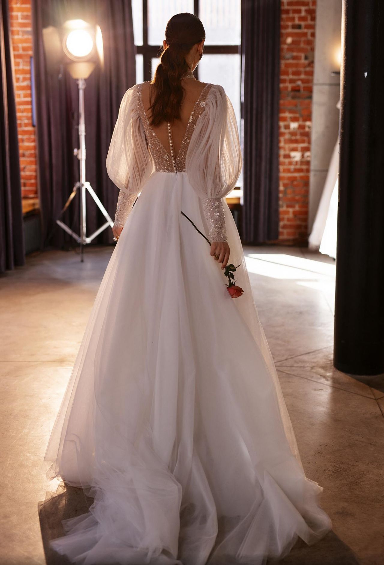 Нежное свадебное платье с объемными рукавами фото