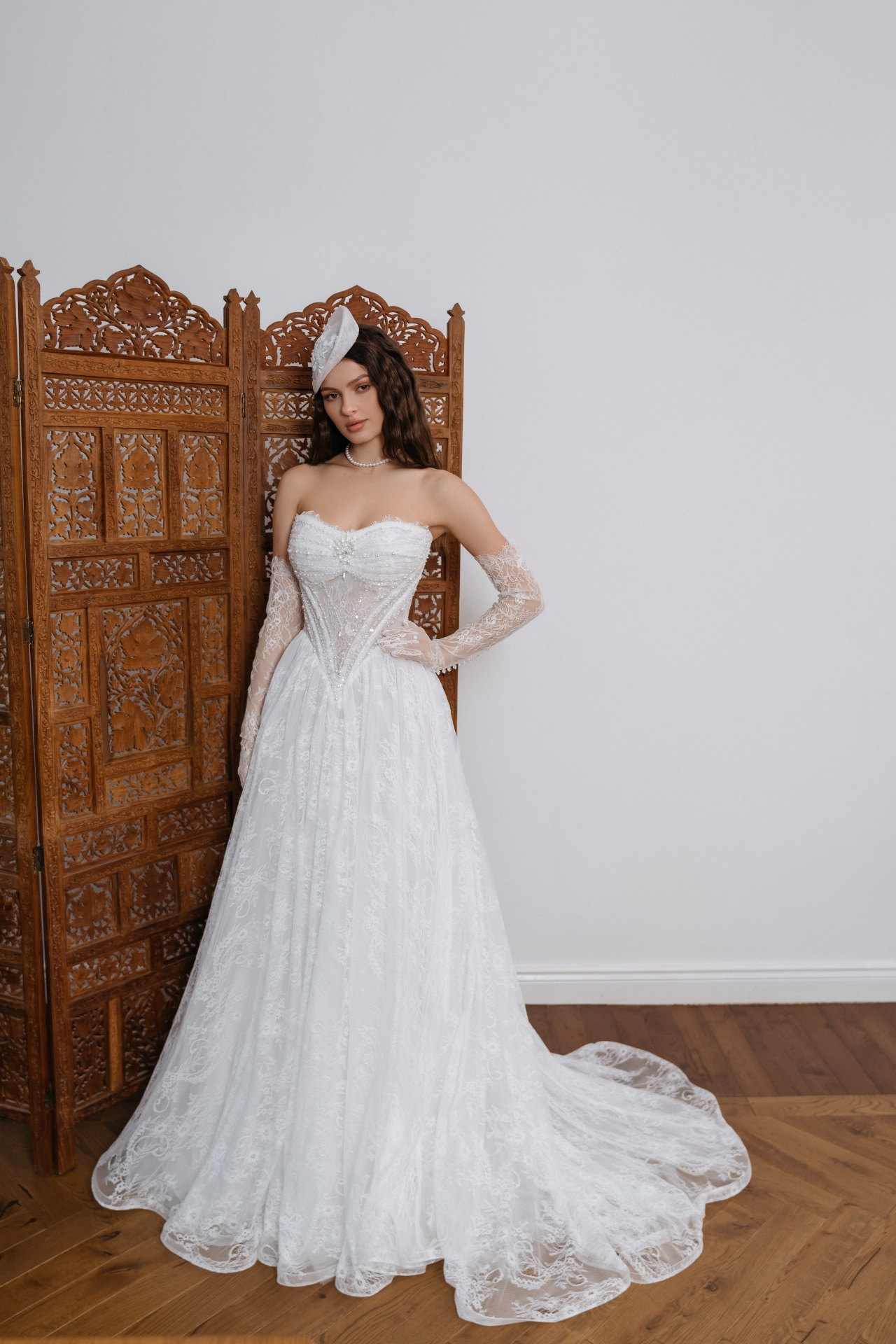 Роскошное кружевное свадебное платье с диснеевским корсетом фото