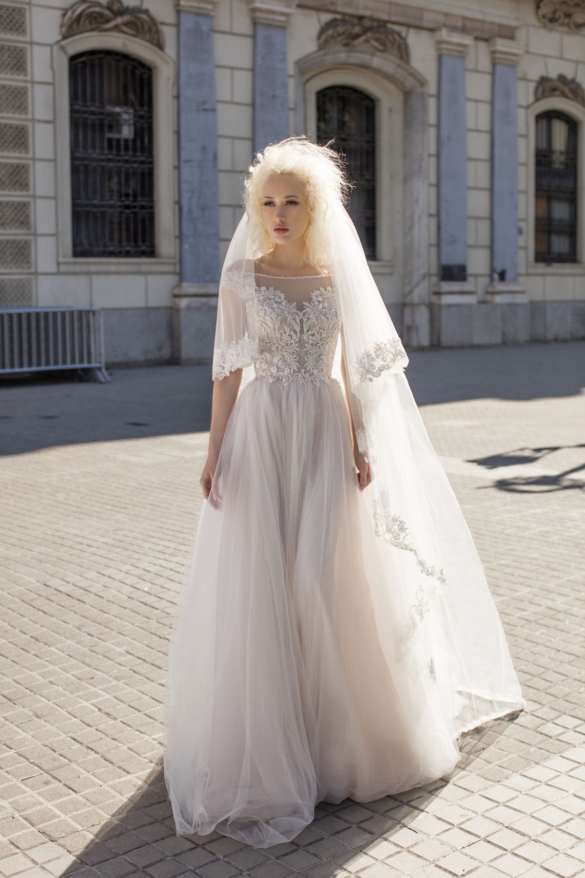 Свадебная фата с кружевом в виде веточек фото