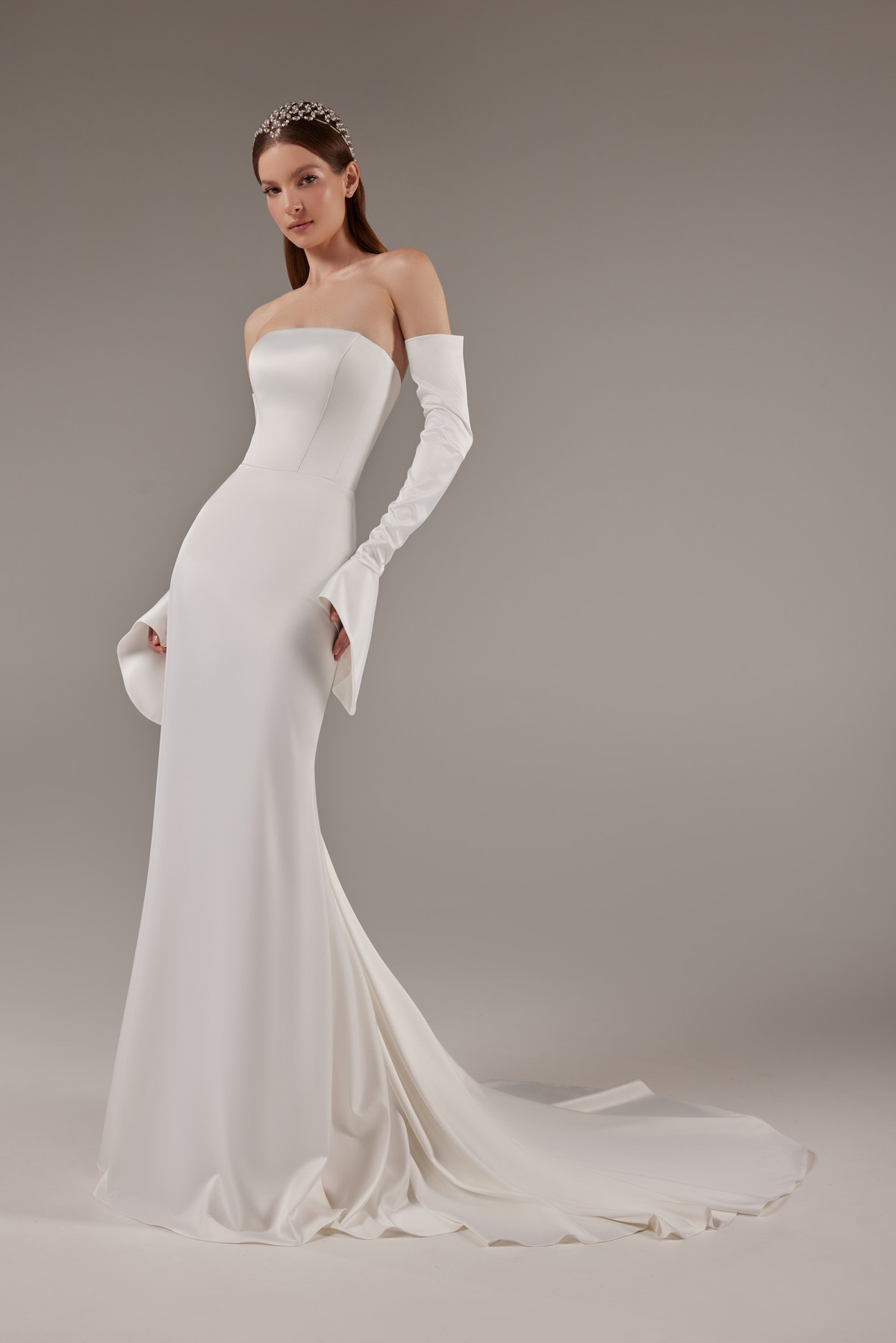 Русалка из атласа-стрейчас со съемными рукавами-клешь фото