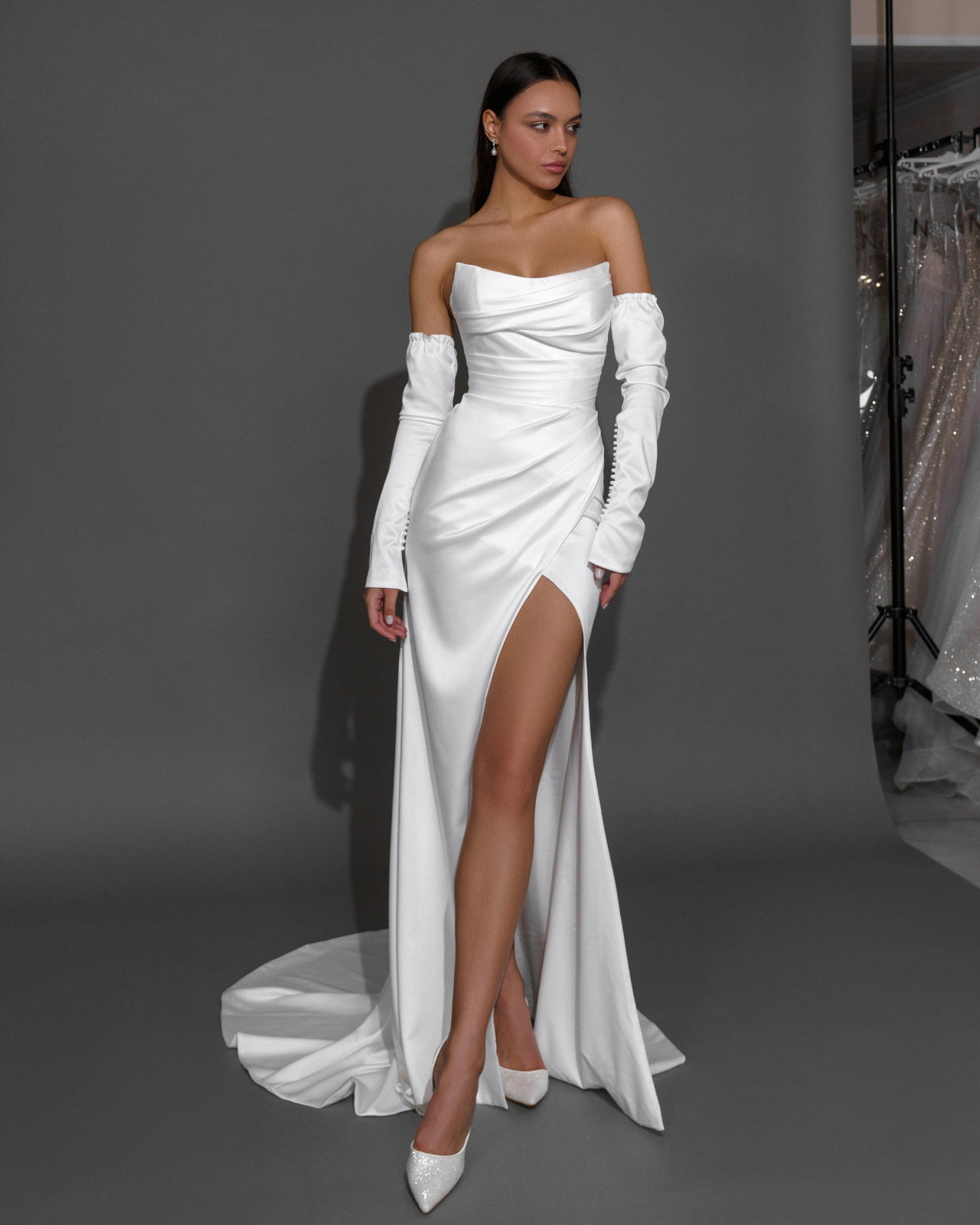 Атласное свадебное платья русалка с разрезом от бедра фото