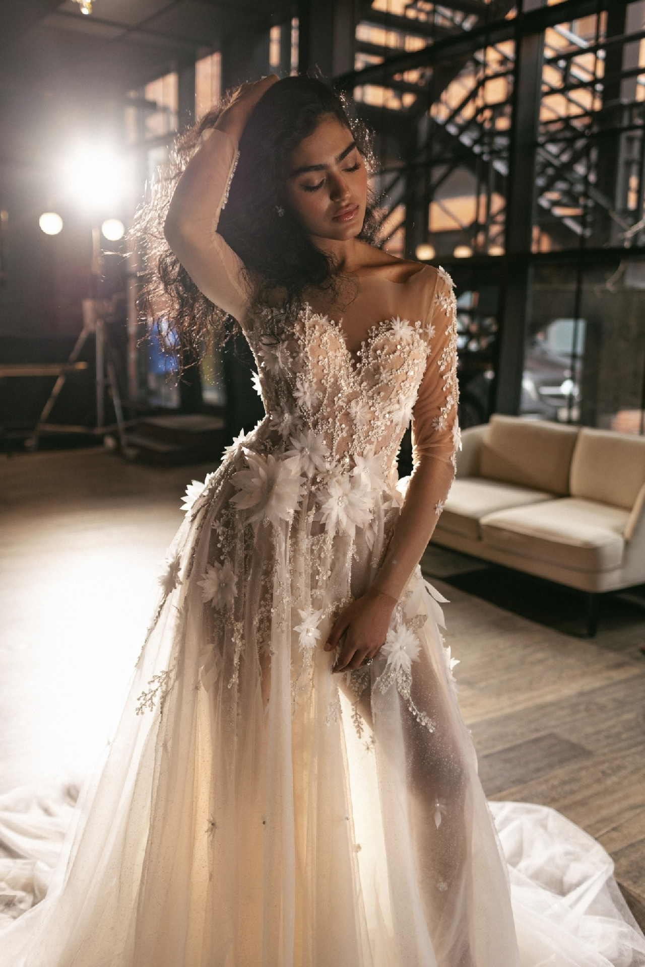 Дизайнерское свадебное платье с объемными цветами фото