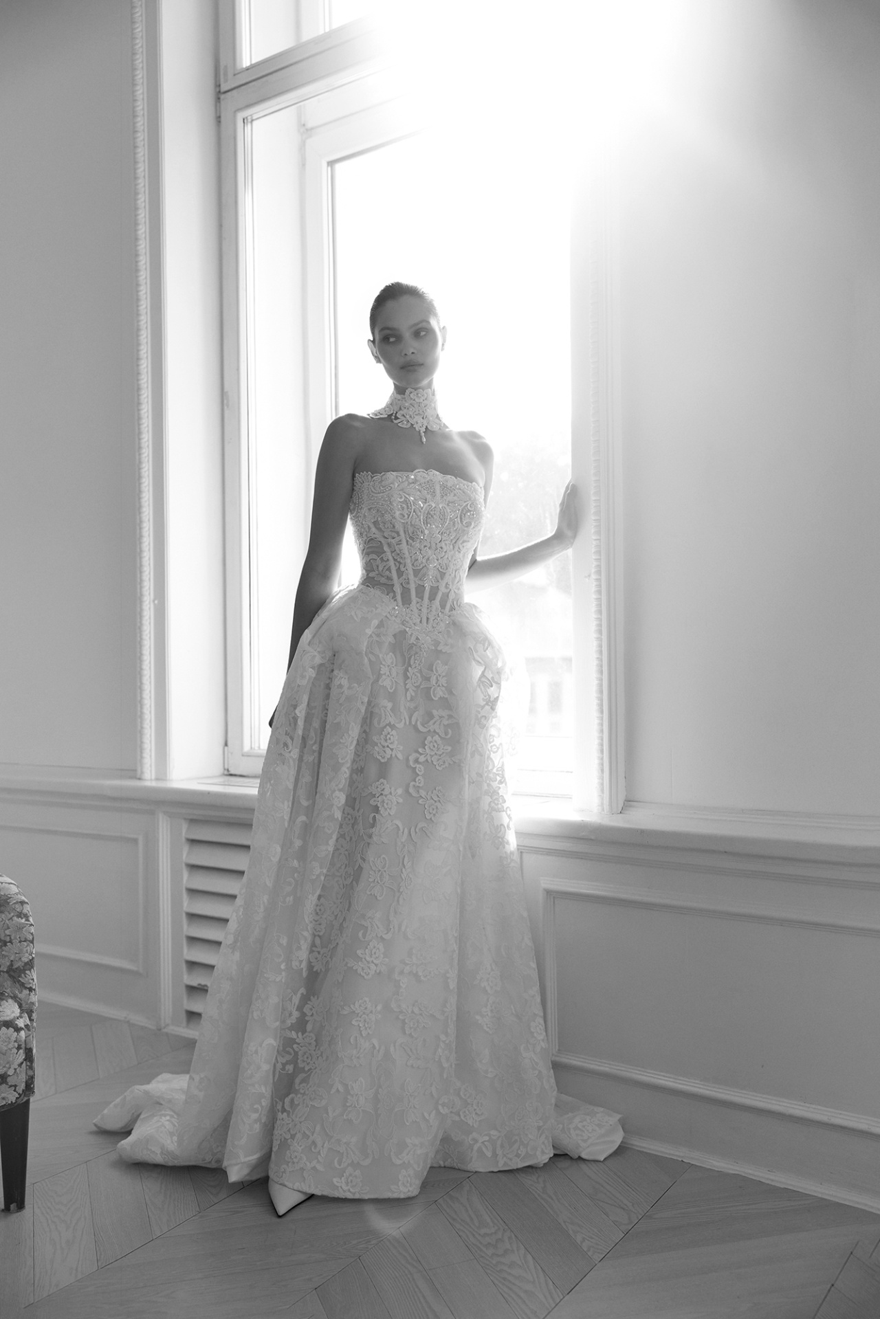 Роскошное кружевное свадебное платье с чокером фото