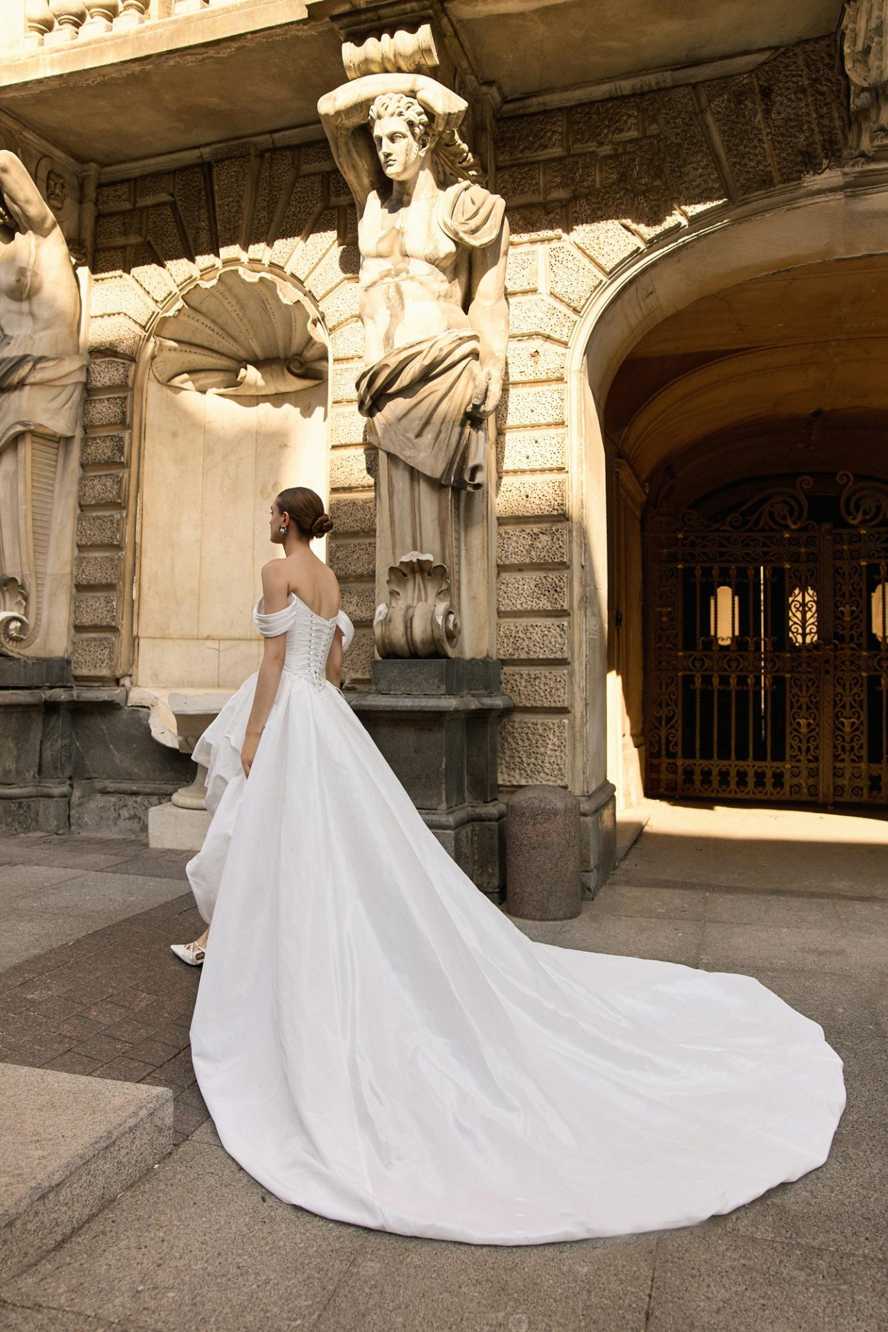 Короткое свадебное платье из тафты со шлейфом фото