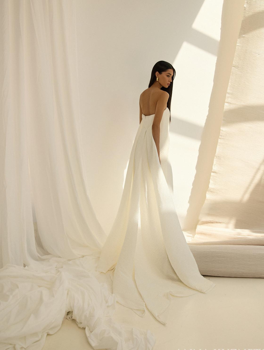 Свадебное платье миди из ткани плиссе фото