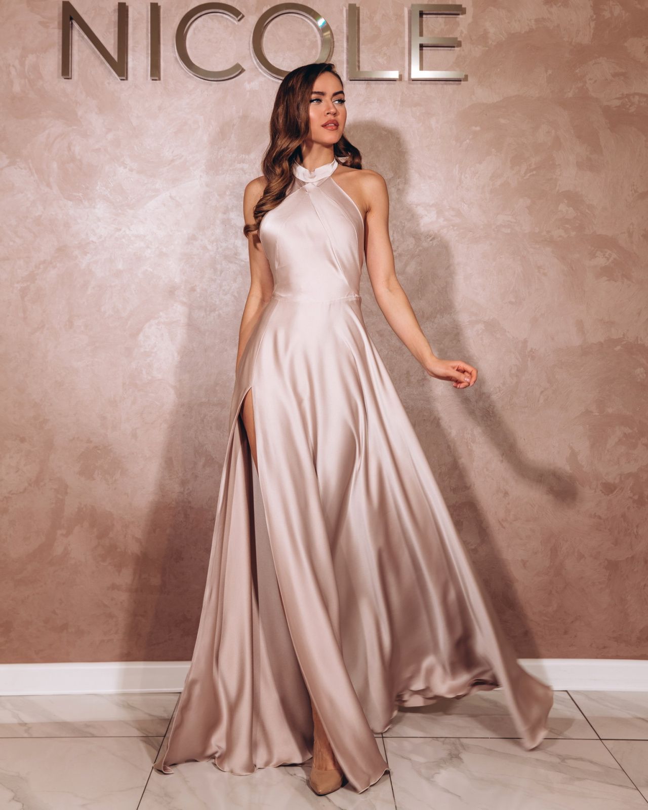 Длинное платье с разрезом на ноге фото