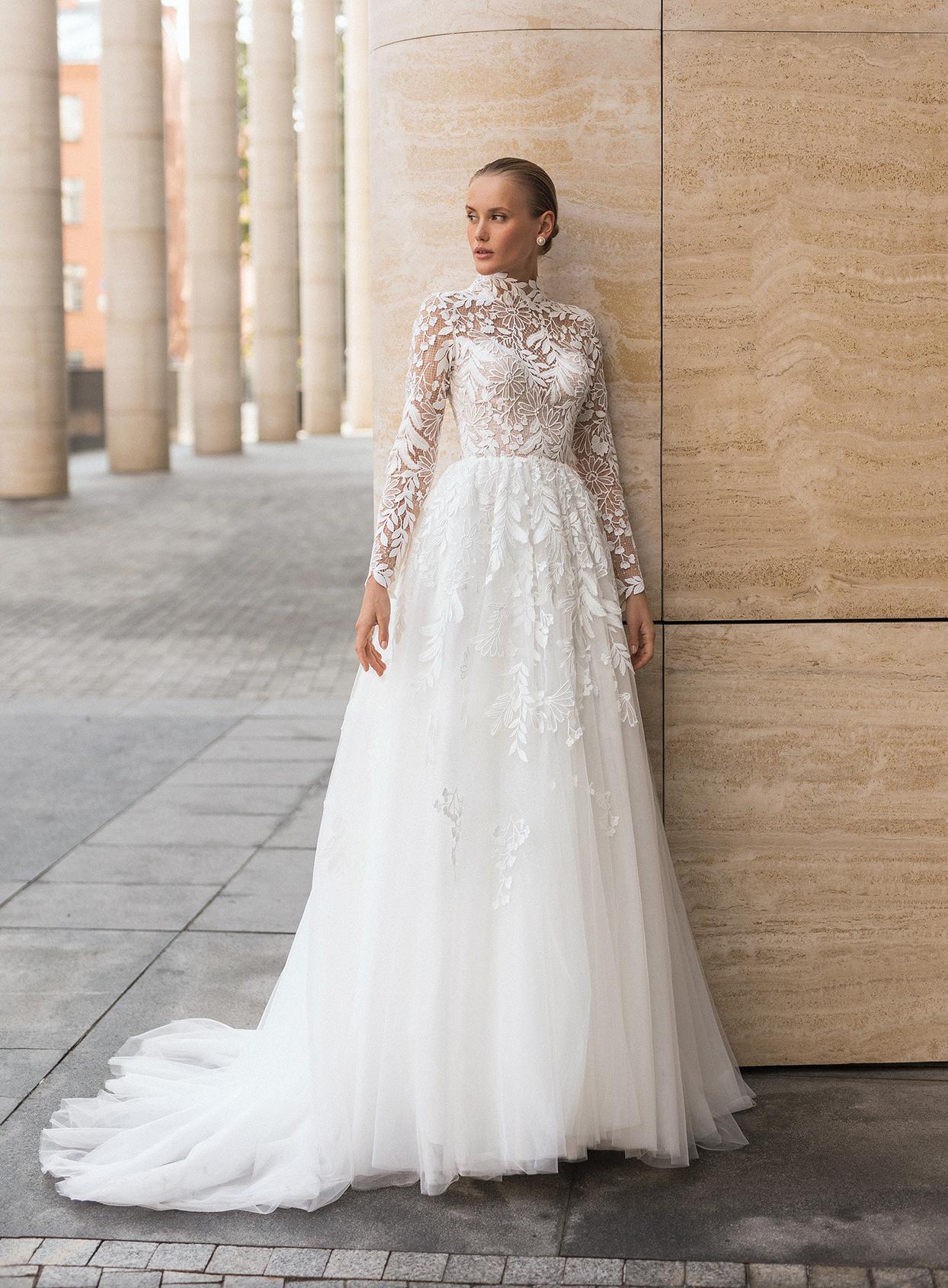 Свадебное платье с кружевным верхом и рукавами фото