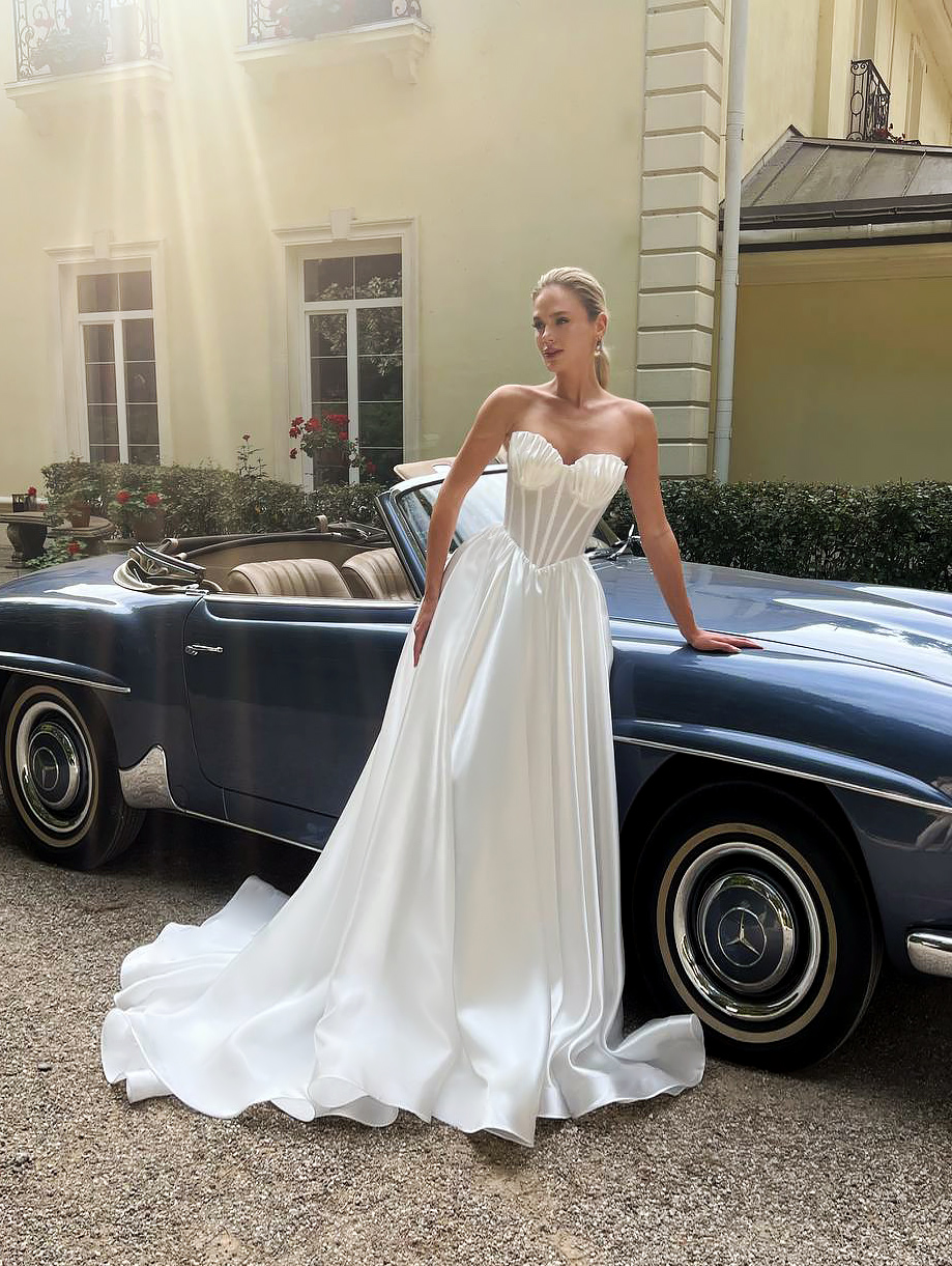 Свадебное платье с красивой драппировкой по чашкам фото