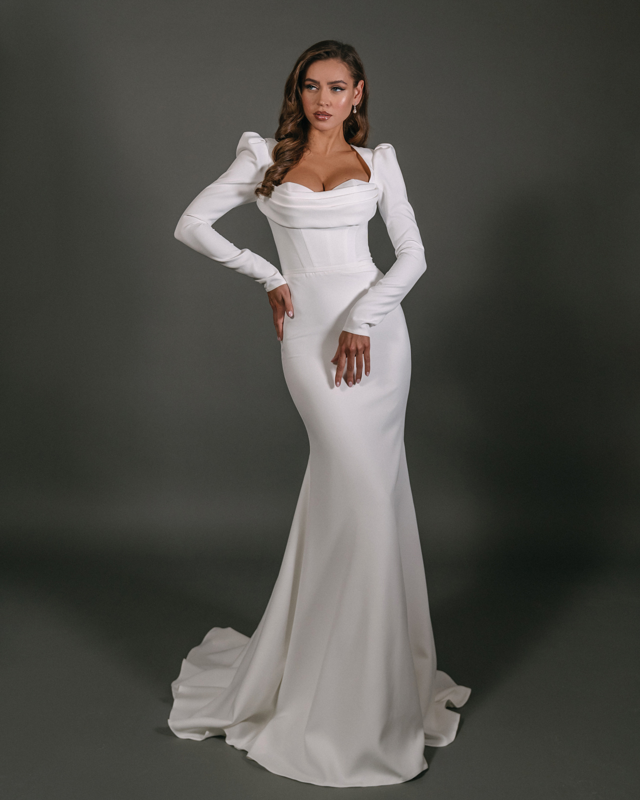 Стильное облагающее свадебное платье с рукавами фото