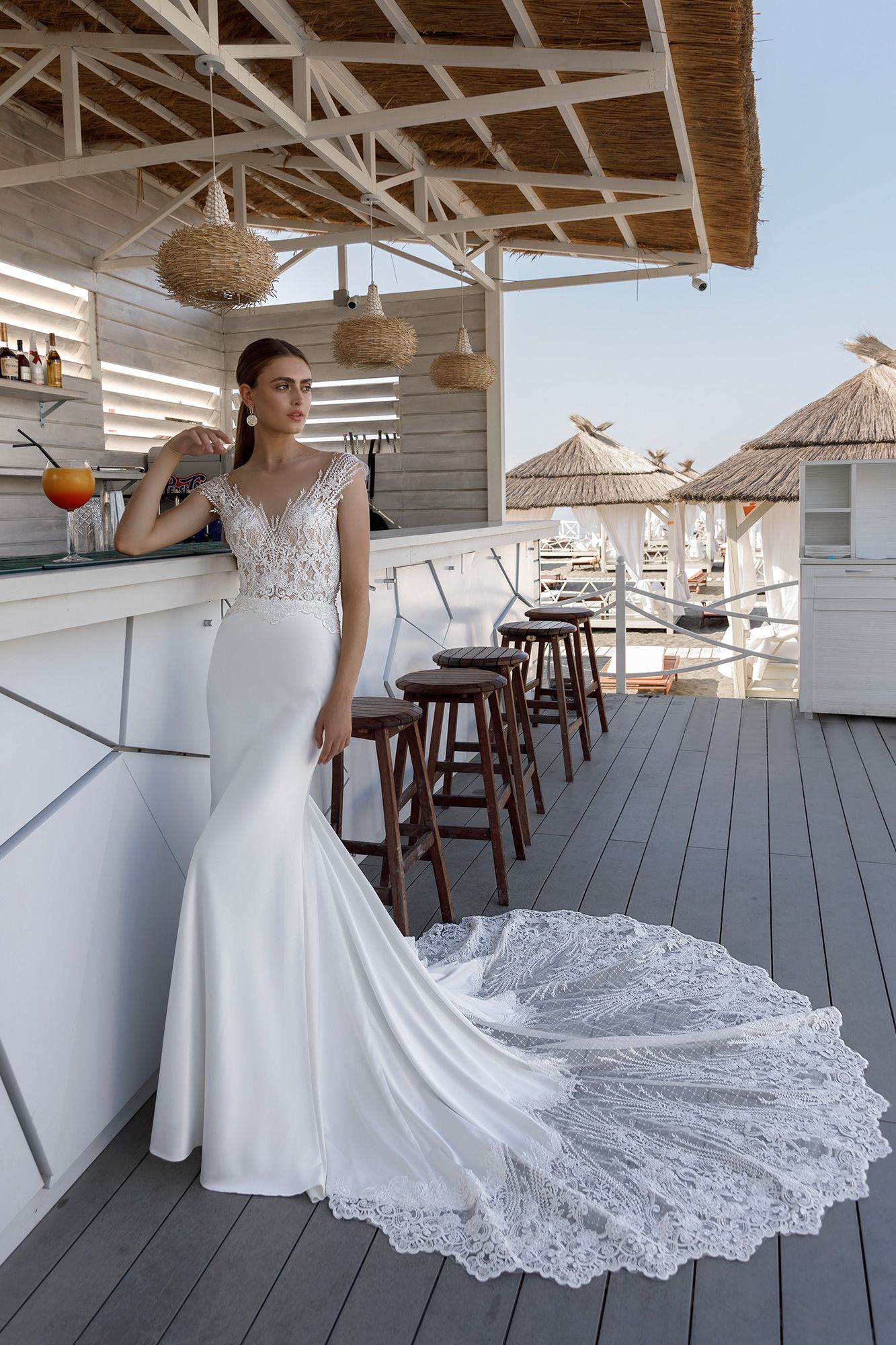 Роскошная атласная рыбка с кружевными рукавами