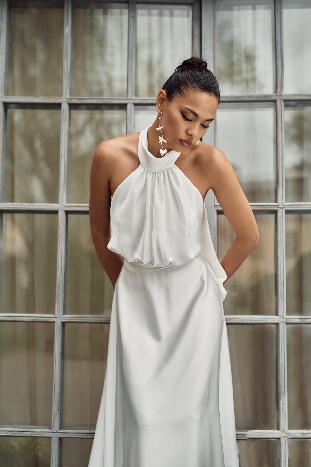 Изящное платье из струящегося атласа фото