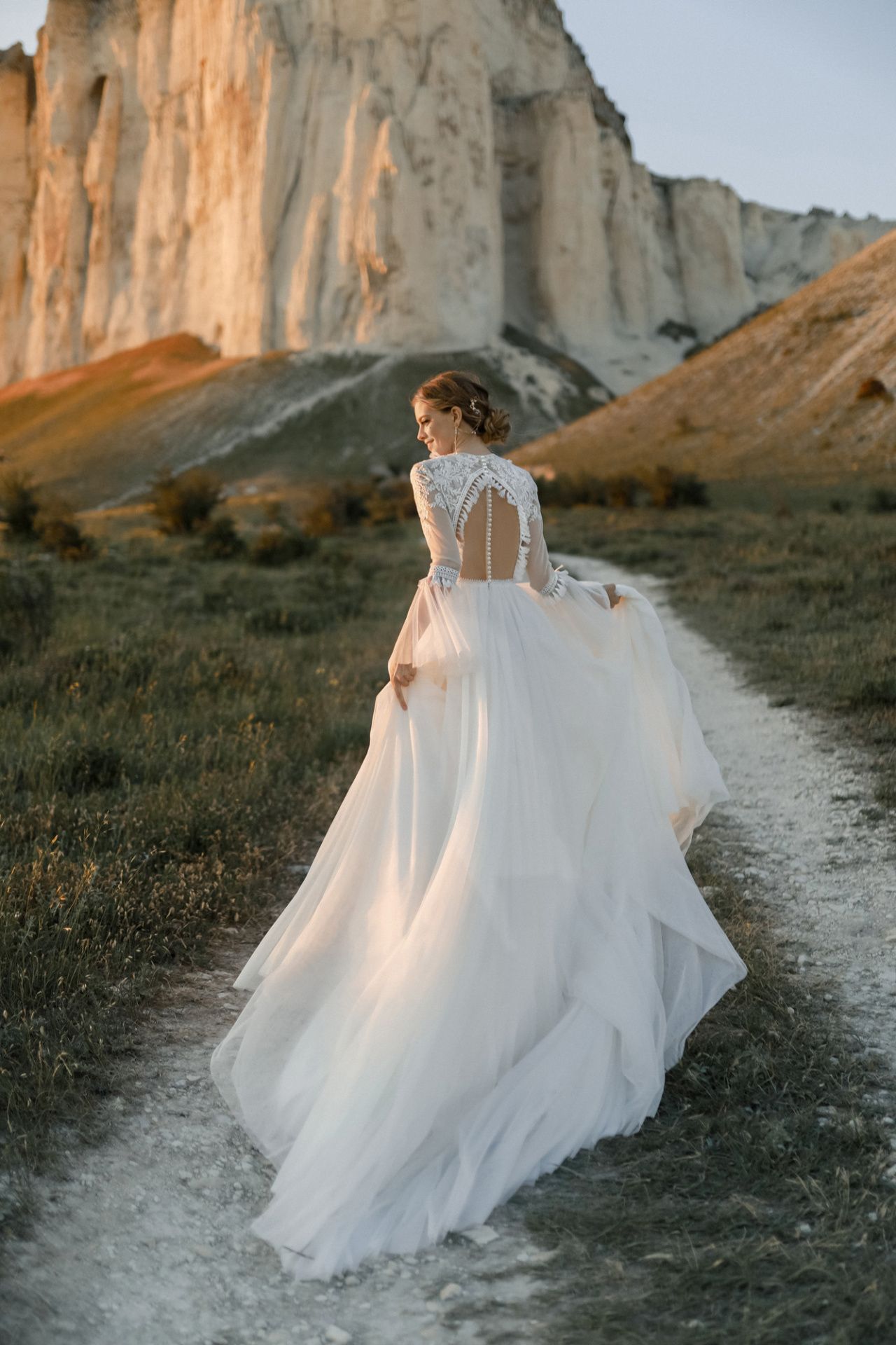 Свадебное платье бохо с расклешенными рукавами фото