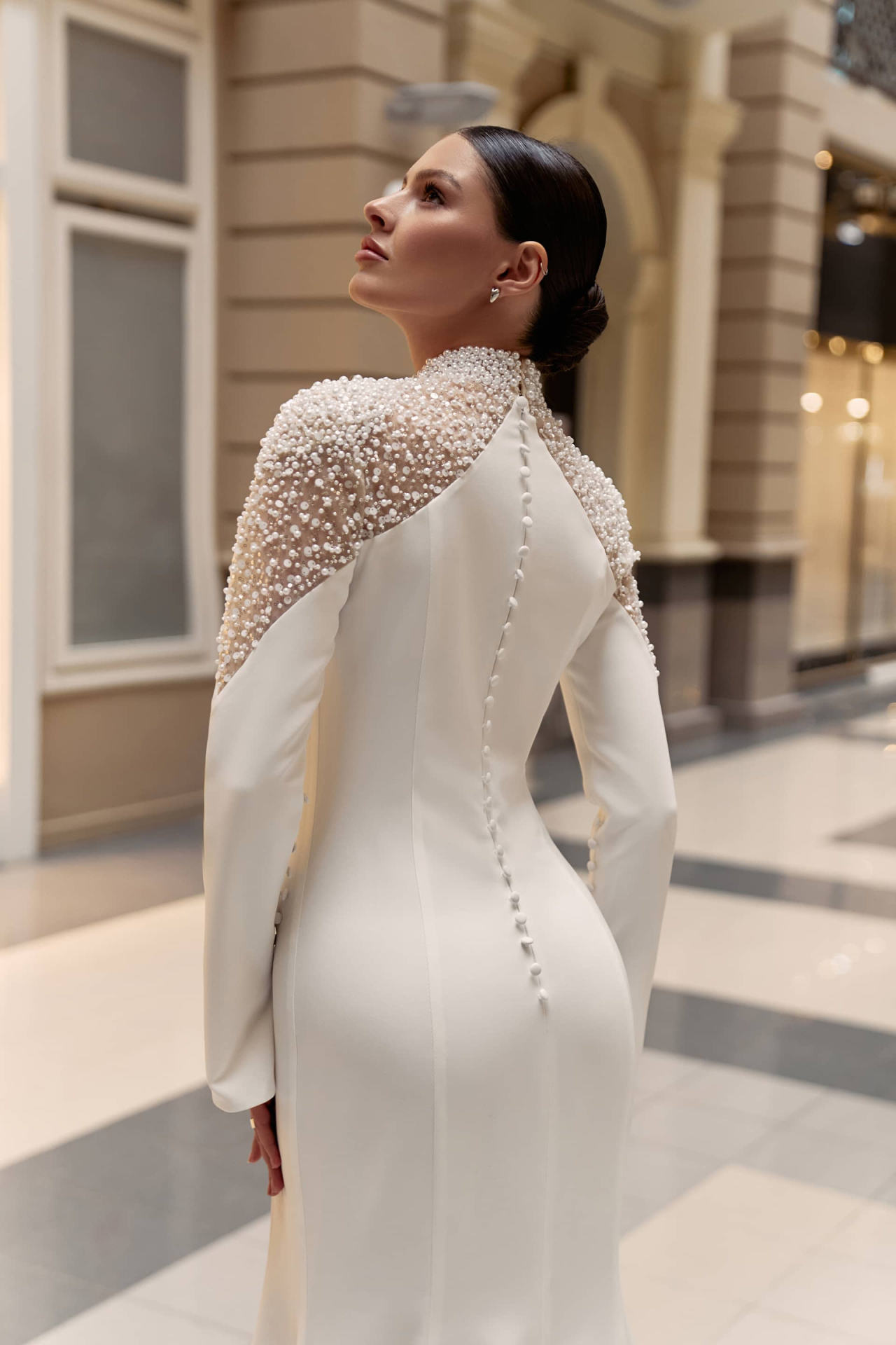 Силуэтное минималистичное свадебное платье с декором из жемчуга фото