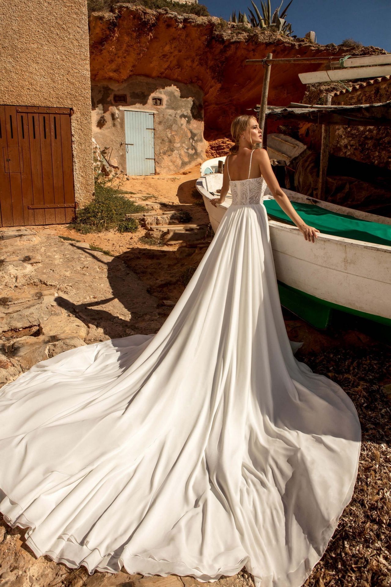 Легкое свадебное платье с разрезом и расшитым верхом фото