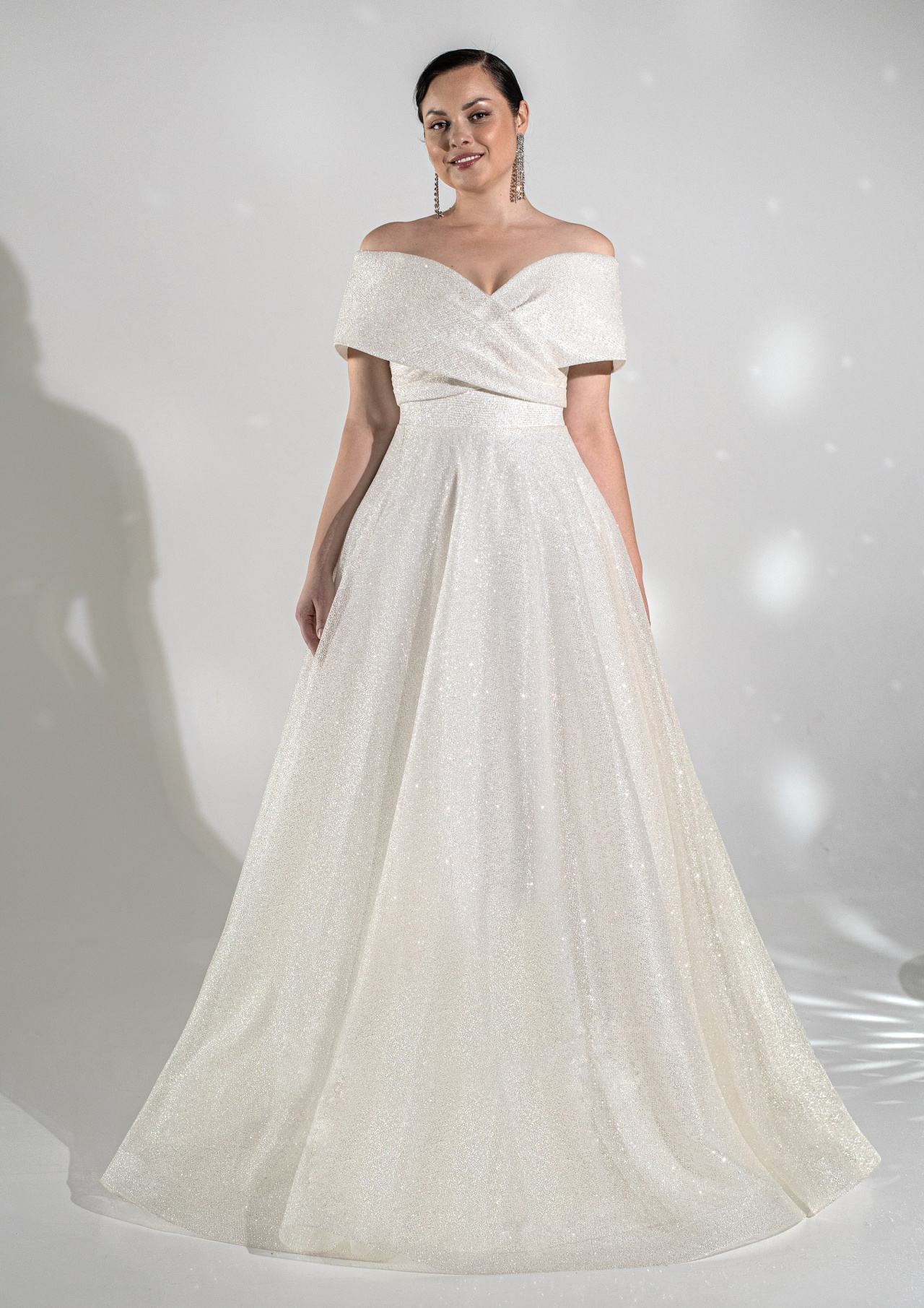 Свадебное платье со спущенными плечиками плюс сайз фото