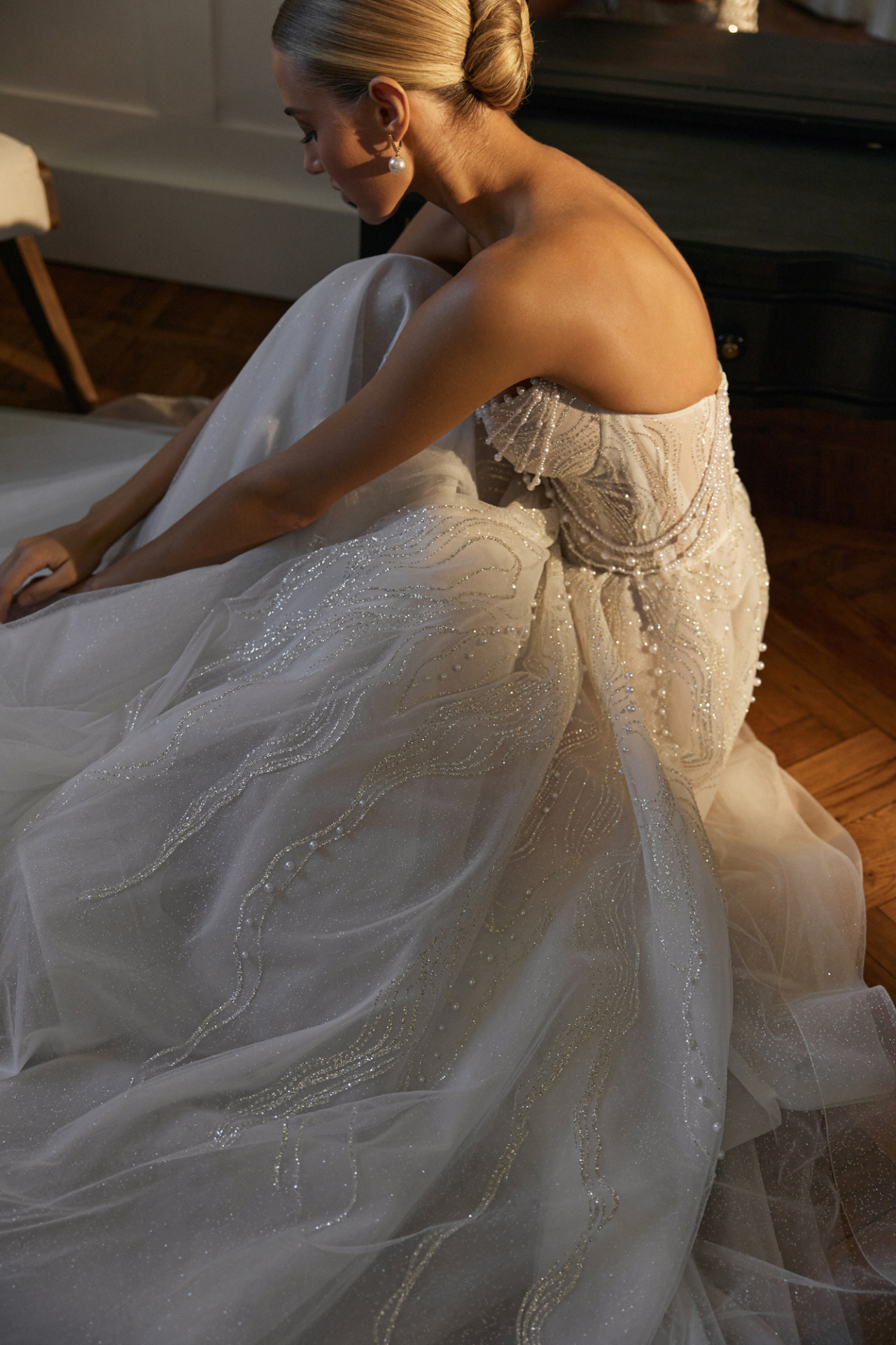 Роскошное свадебное платье декорированное жемчугом фото