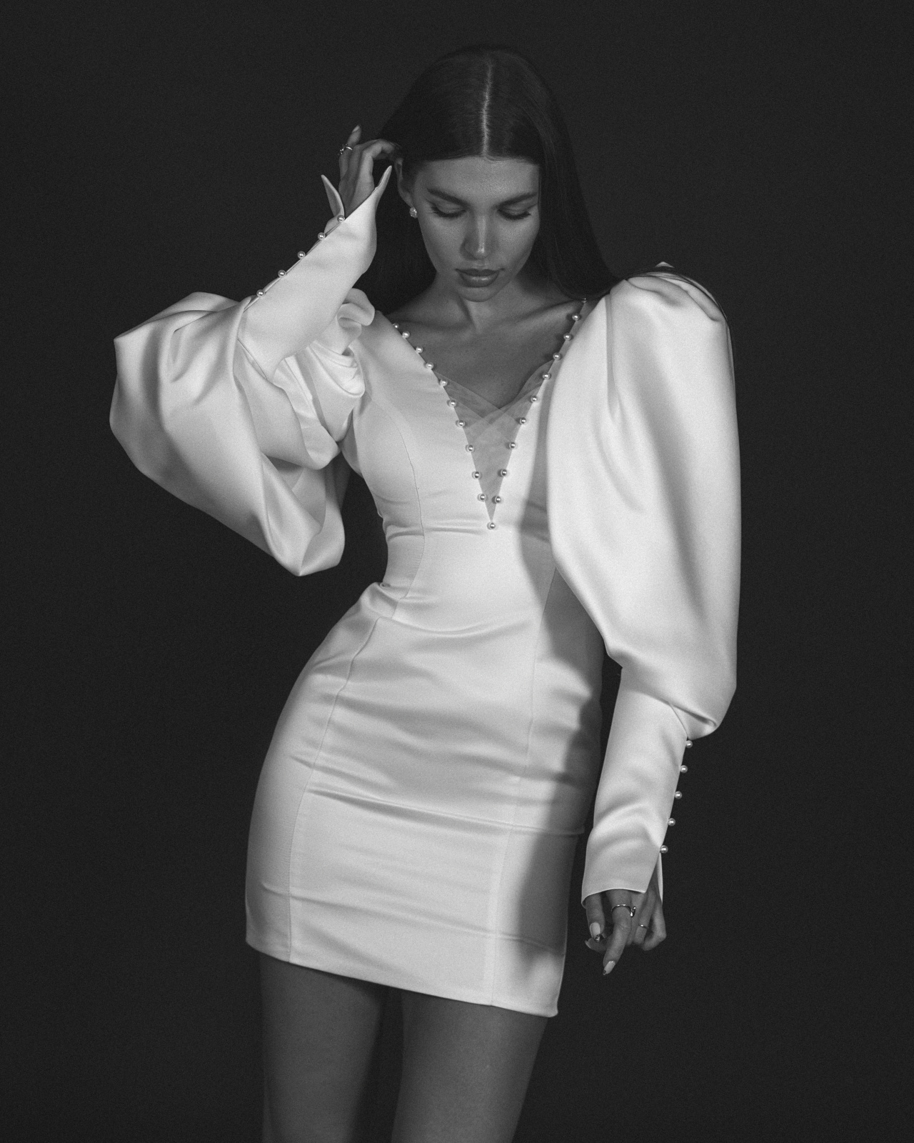 Свадебное платье мини с объемными рукавами фото