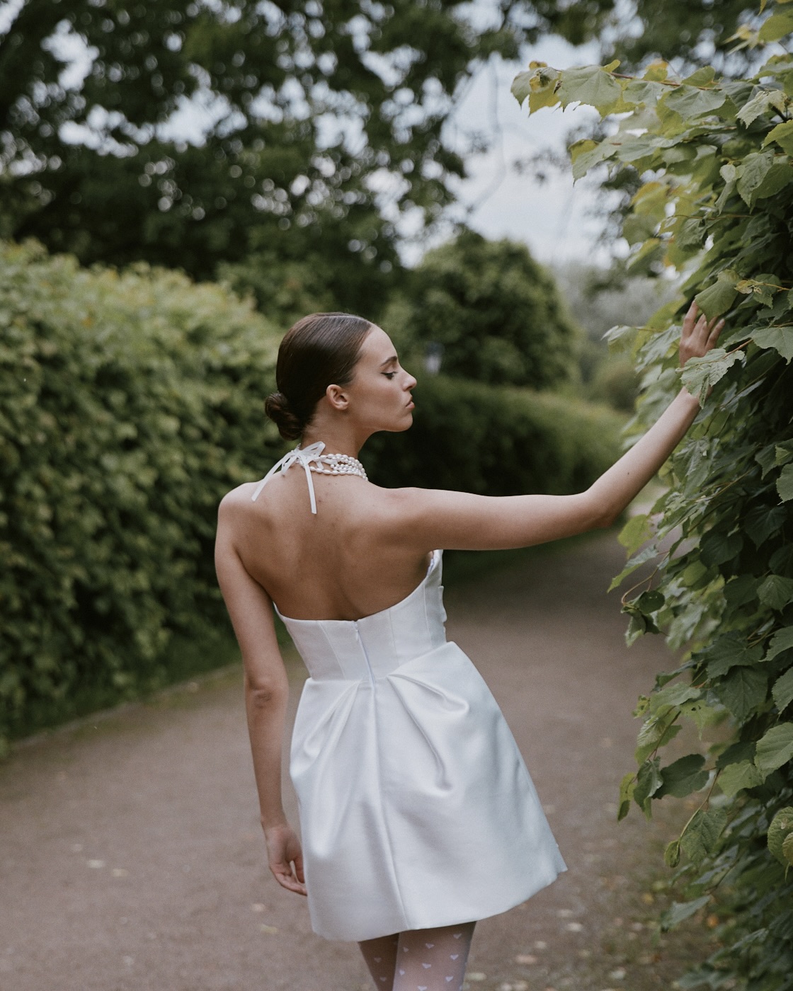 Свадебное платье мини с нежным узором на юбке фото