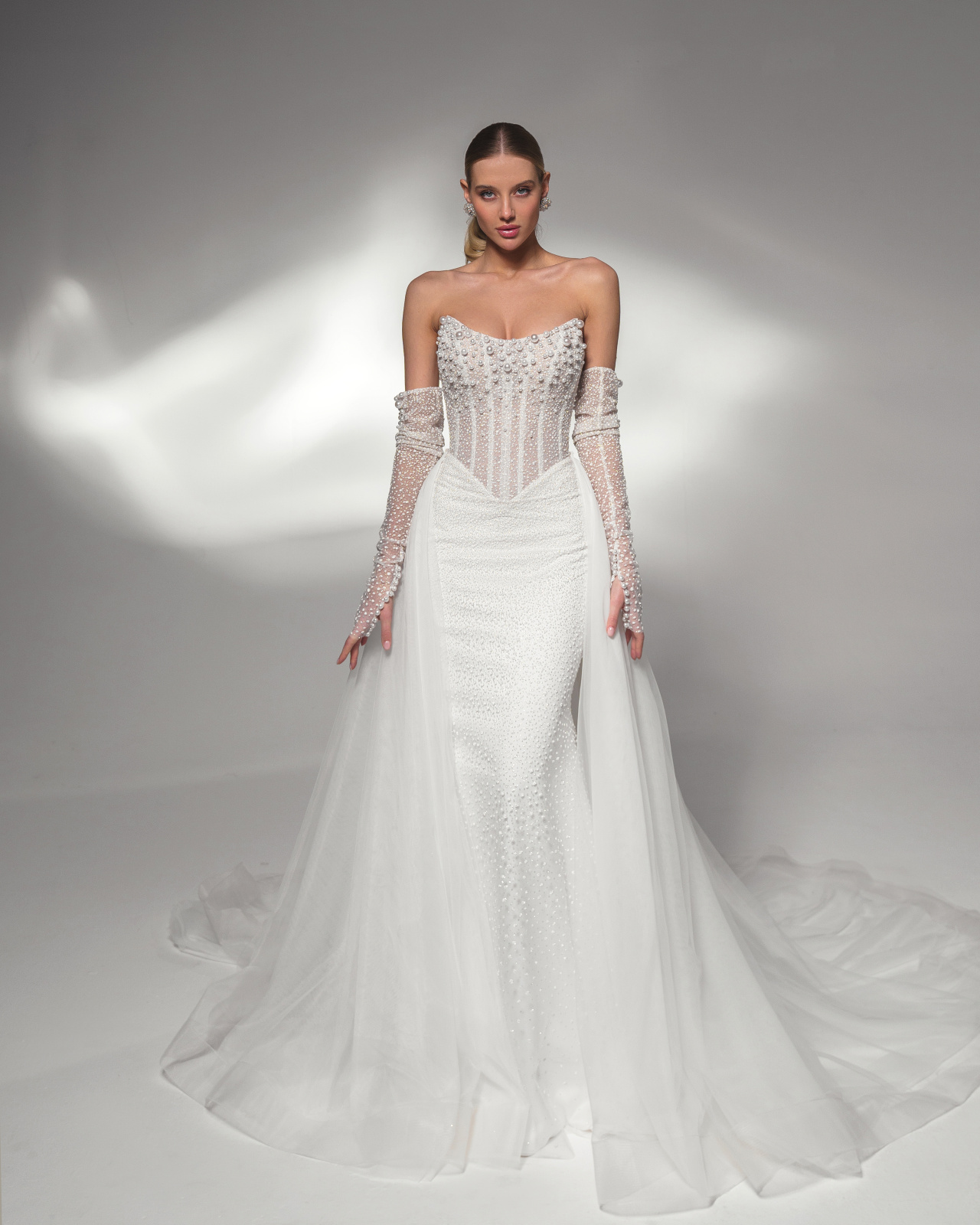 Роскошное платье расшитое крупным жемчугом фото