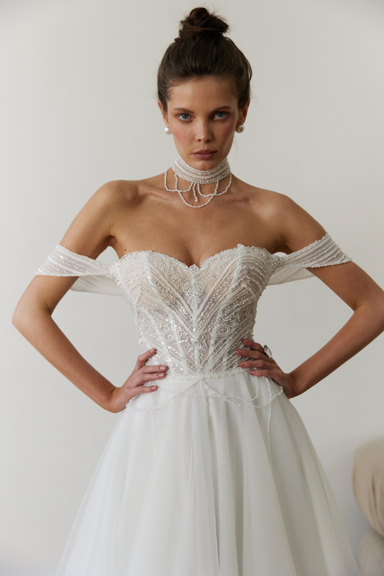 Нежное свадебное платье с чокером фото