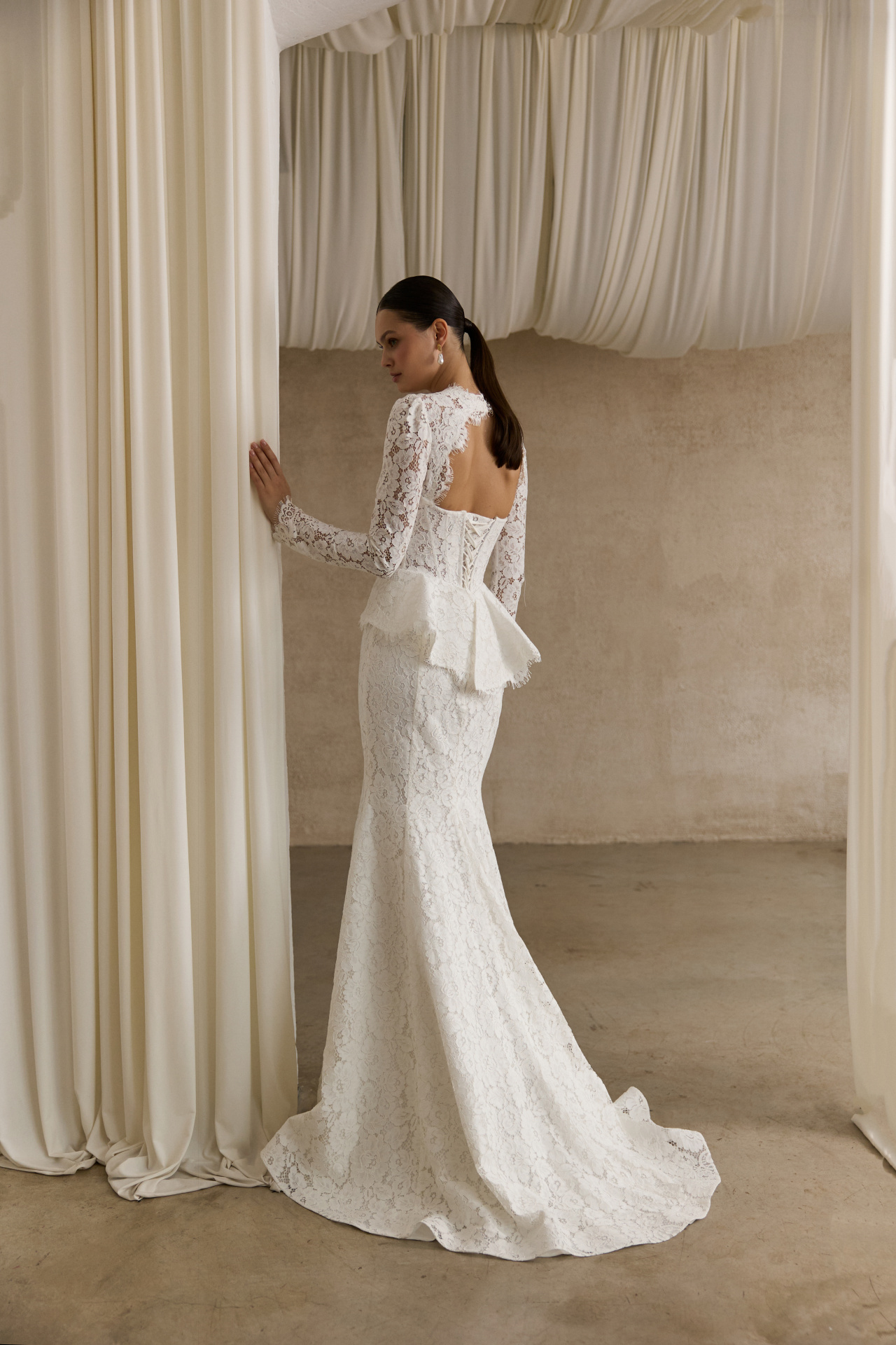 Кружевное свадебное платье с баской фото