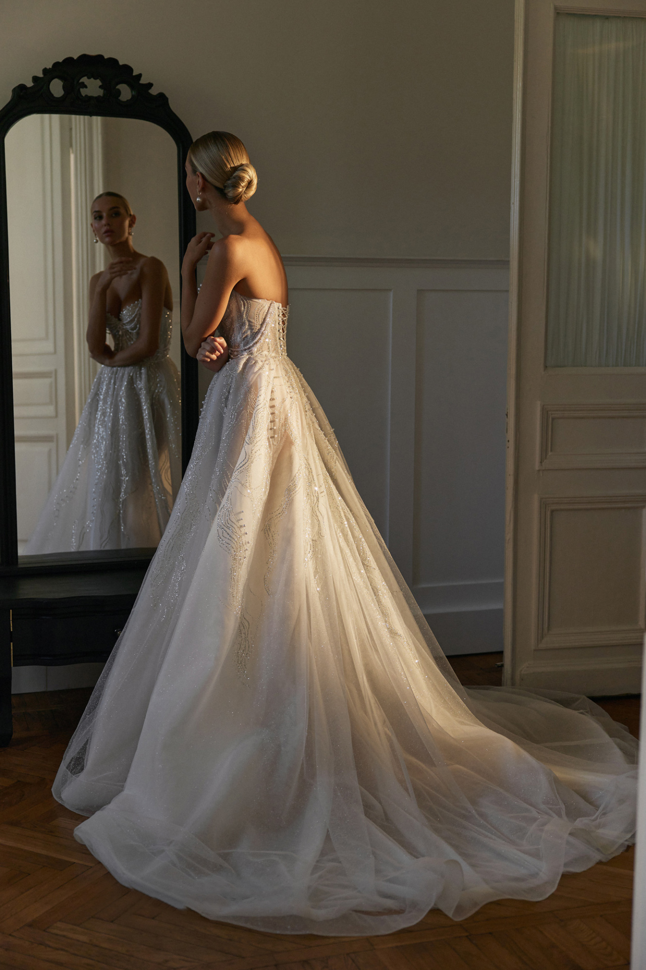 Роскошное свадебное платье декорированное жемчугом фото