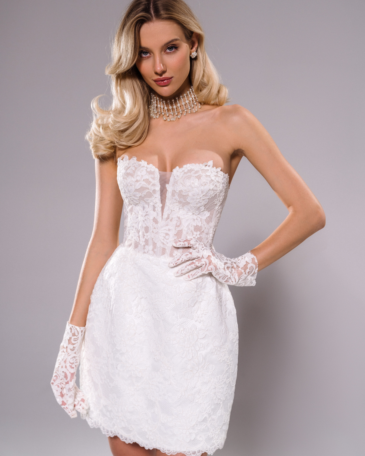 Короткое кружевное свадебное платье с перчатками фото