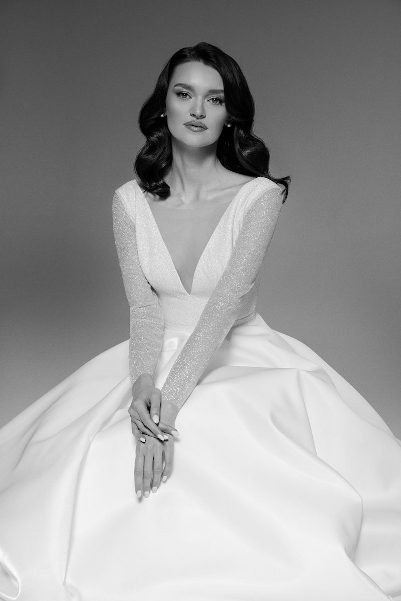 Нежное свадебное платье с блестящим корсетом фото