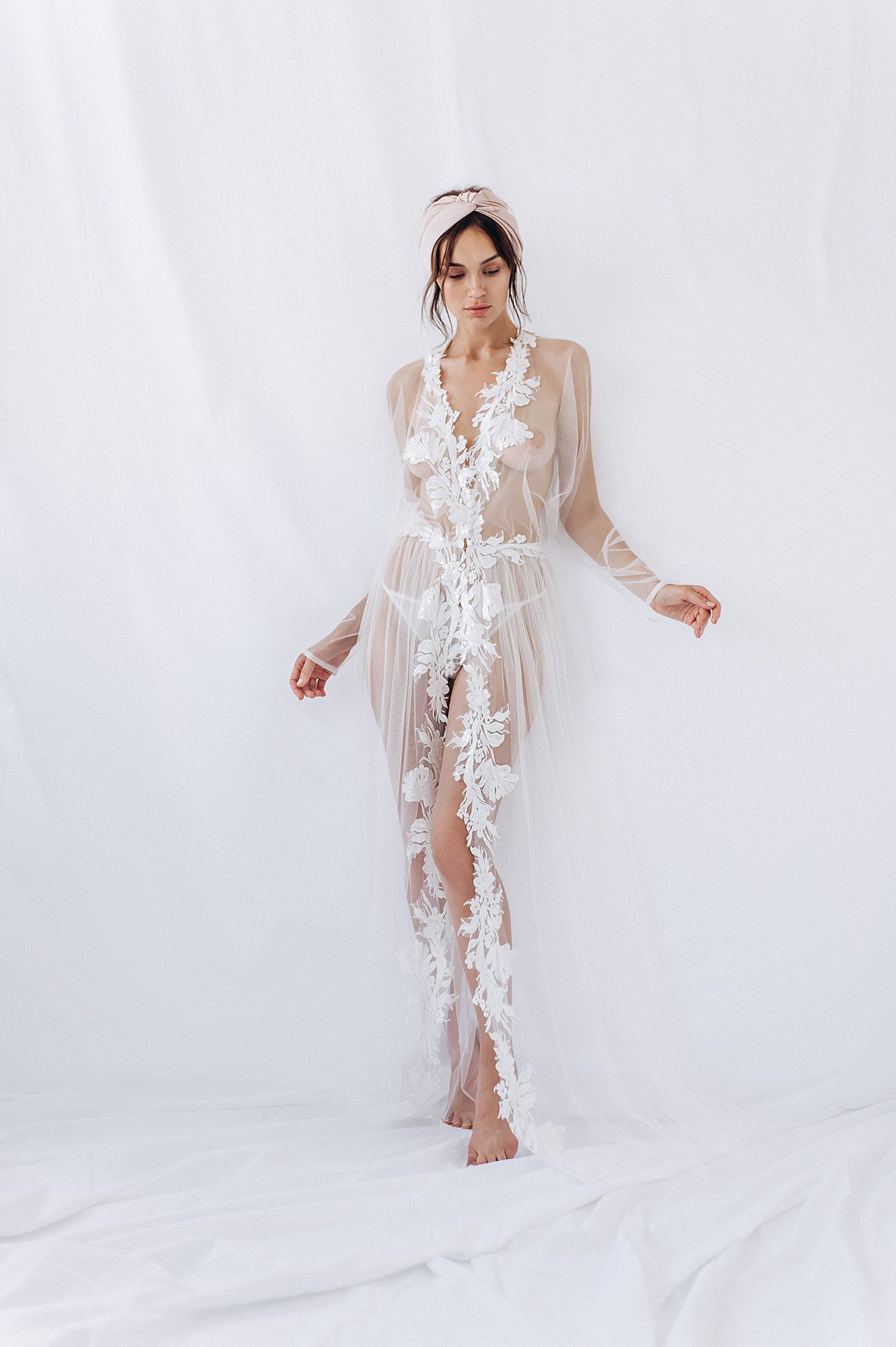 Прозрачный пеньюар с красивым кружевом фото