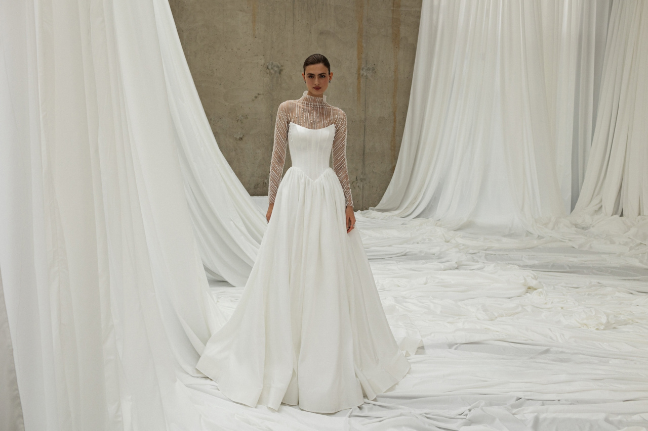 Атласное свадебное платье принцесса с болеро фото