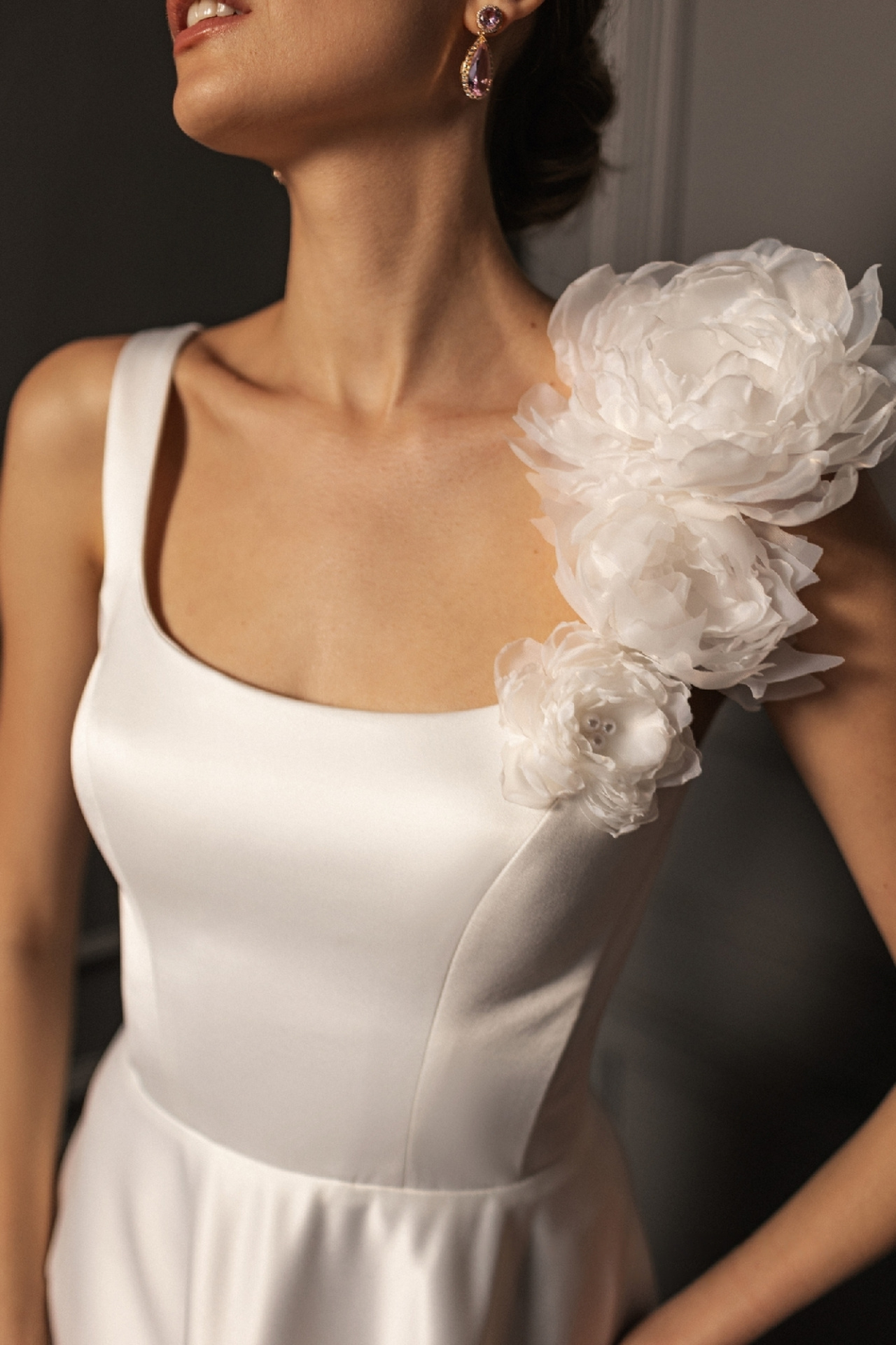 Атласное свадебное платье с декором из атласных цветов фото