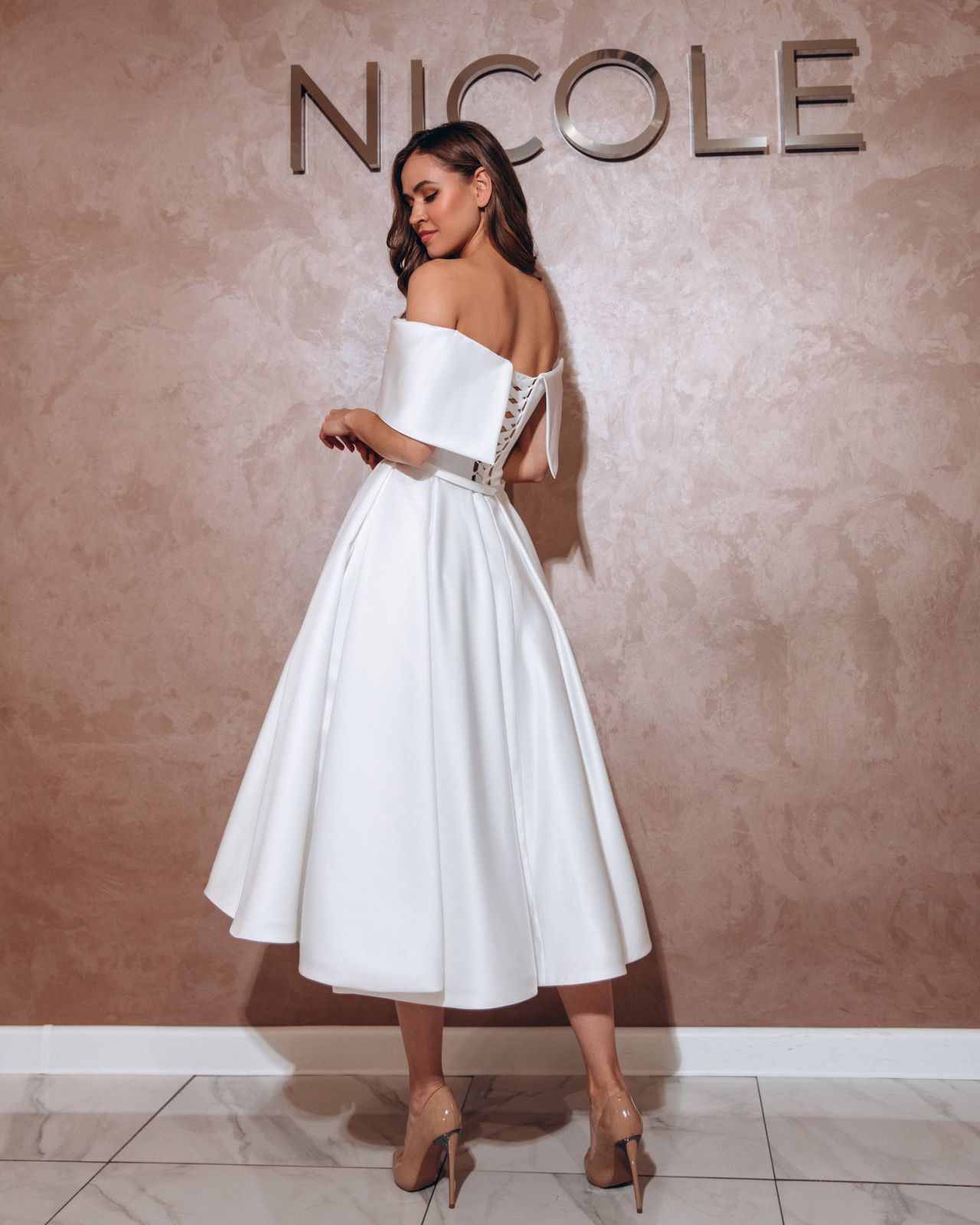 Атласное свадебное платье ниже колена фото