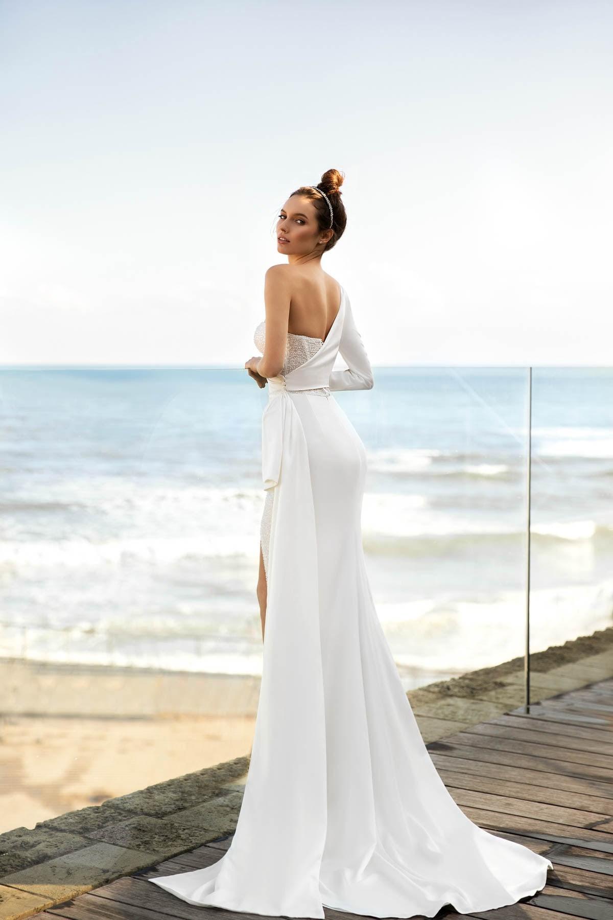 Стильное свадебное платье на одно плечо фото