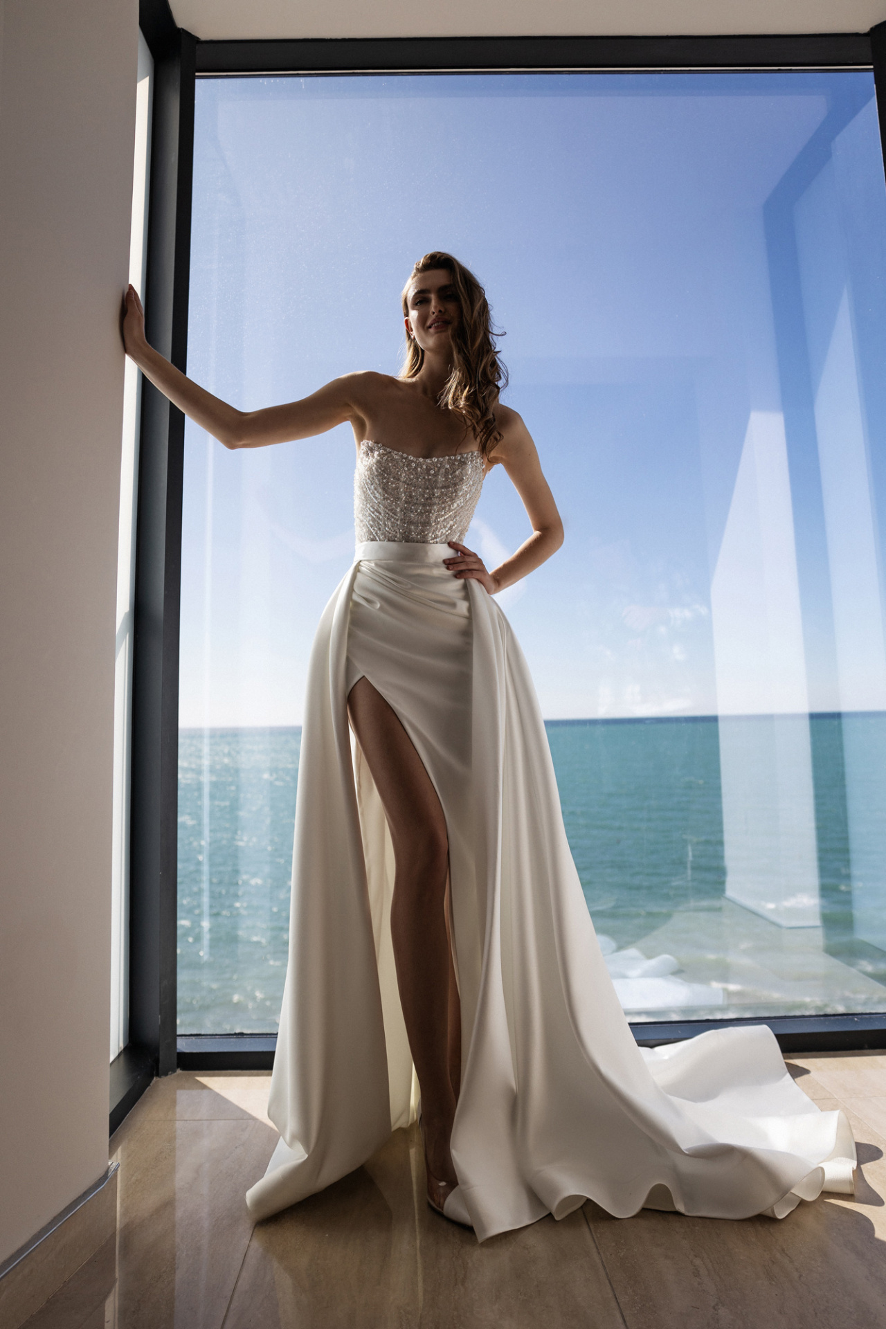 Стильное свадебное платье со съемной атласной юбкой фото