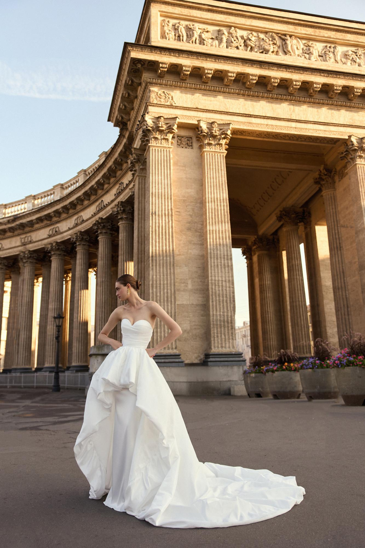 Стильное свадебное платье с необычной юбкой фото