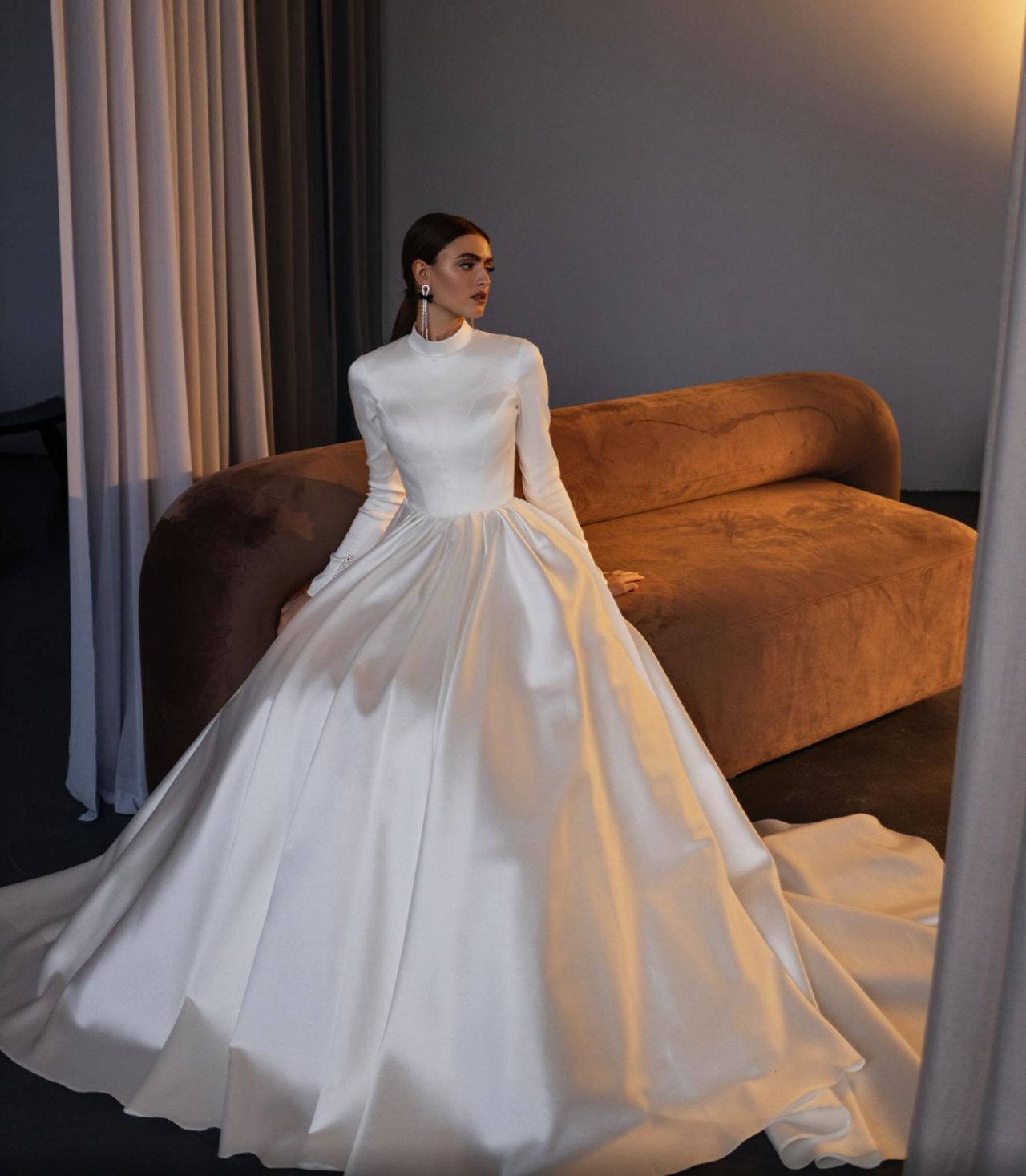 Закрытое атласное платье фото