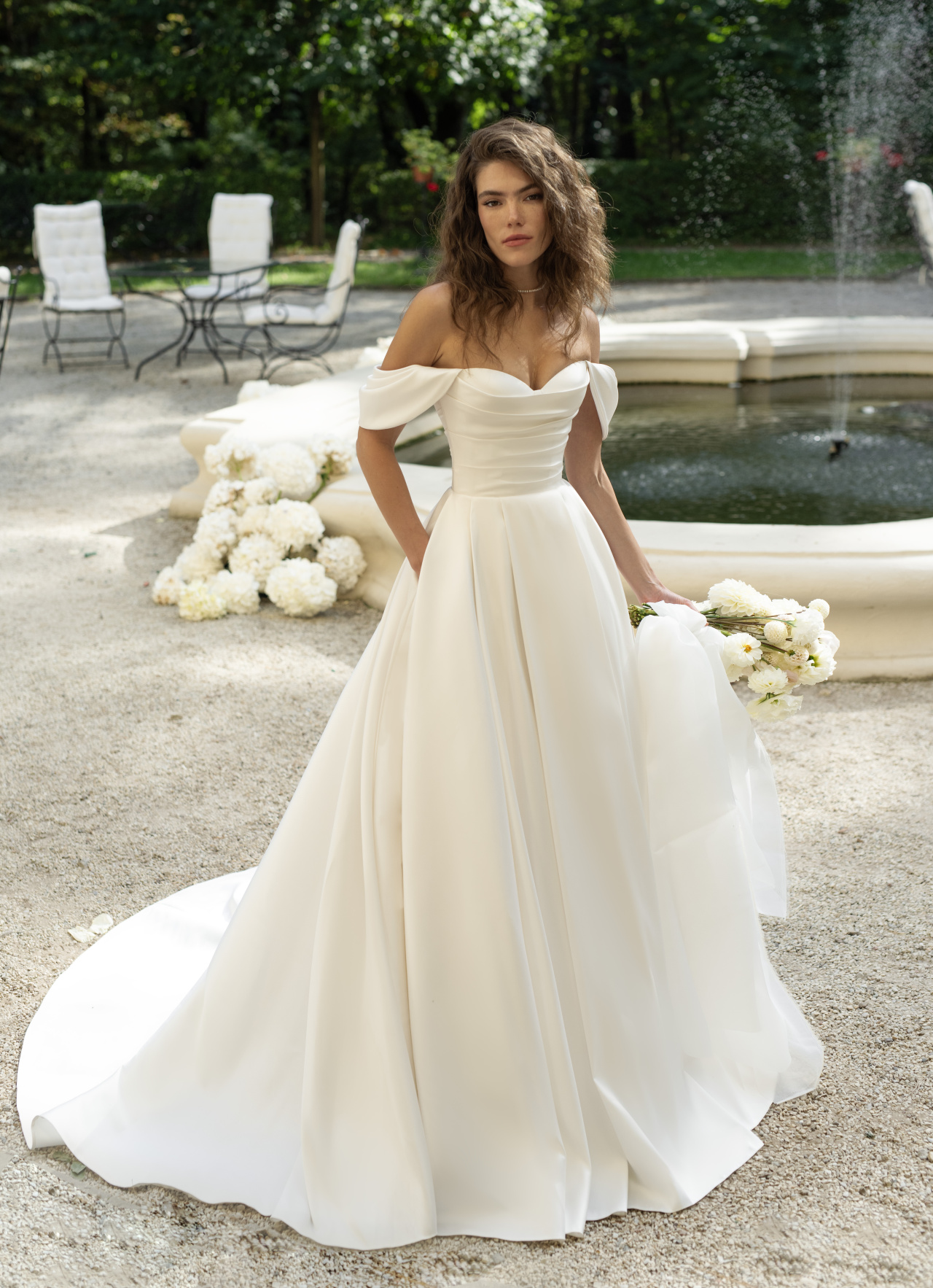 Атласное свадебное платье со спущенными плечами фото