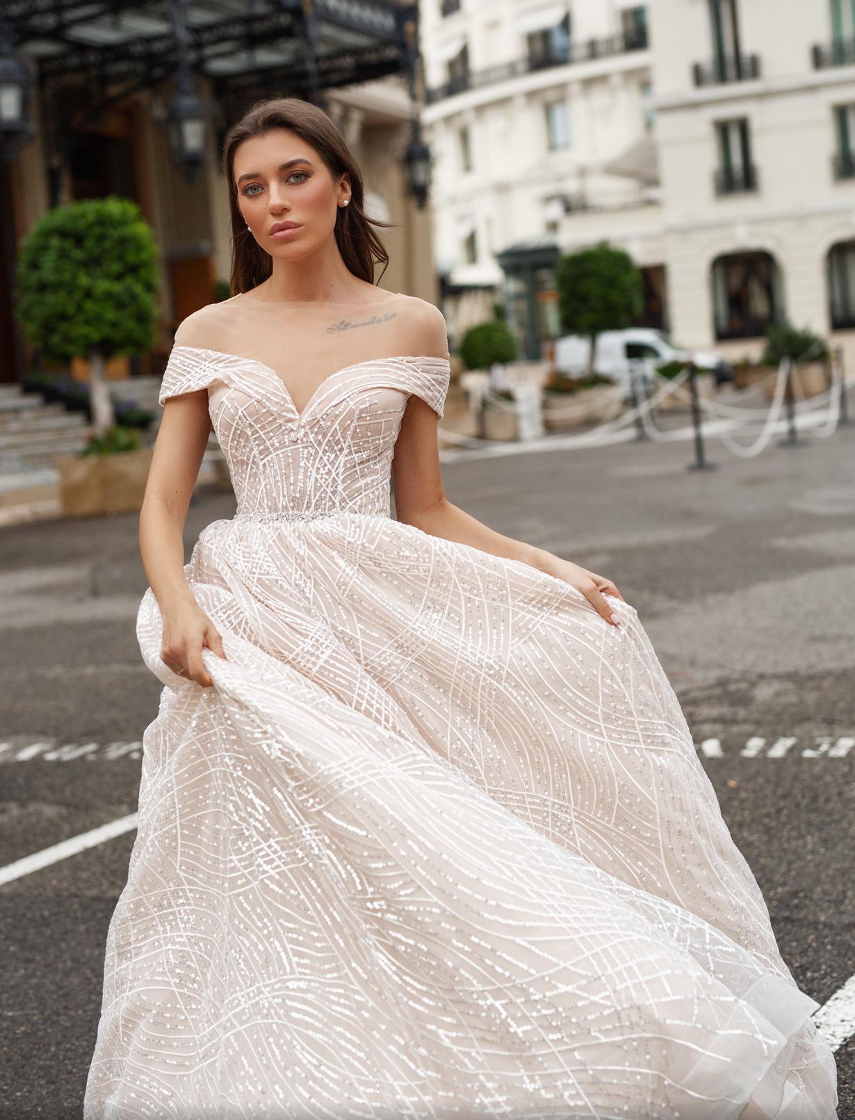 Блестящее свадебное платье с роскошным шлейфом фото