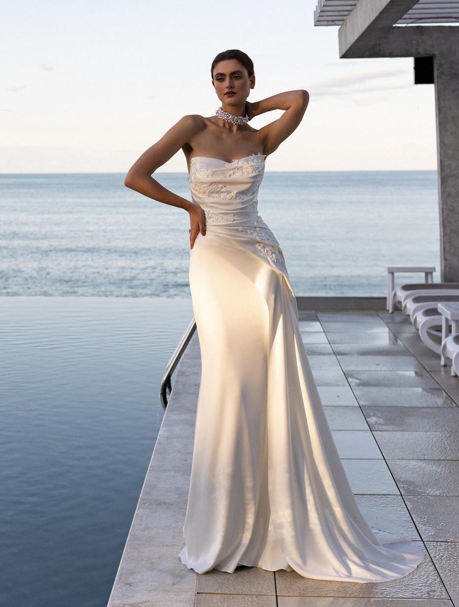 Атласное свадебное платье с кружевным декором фото