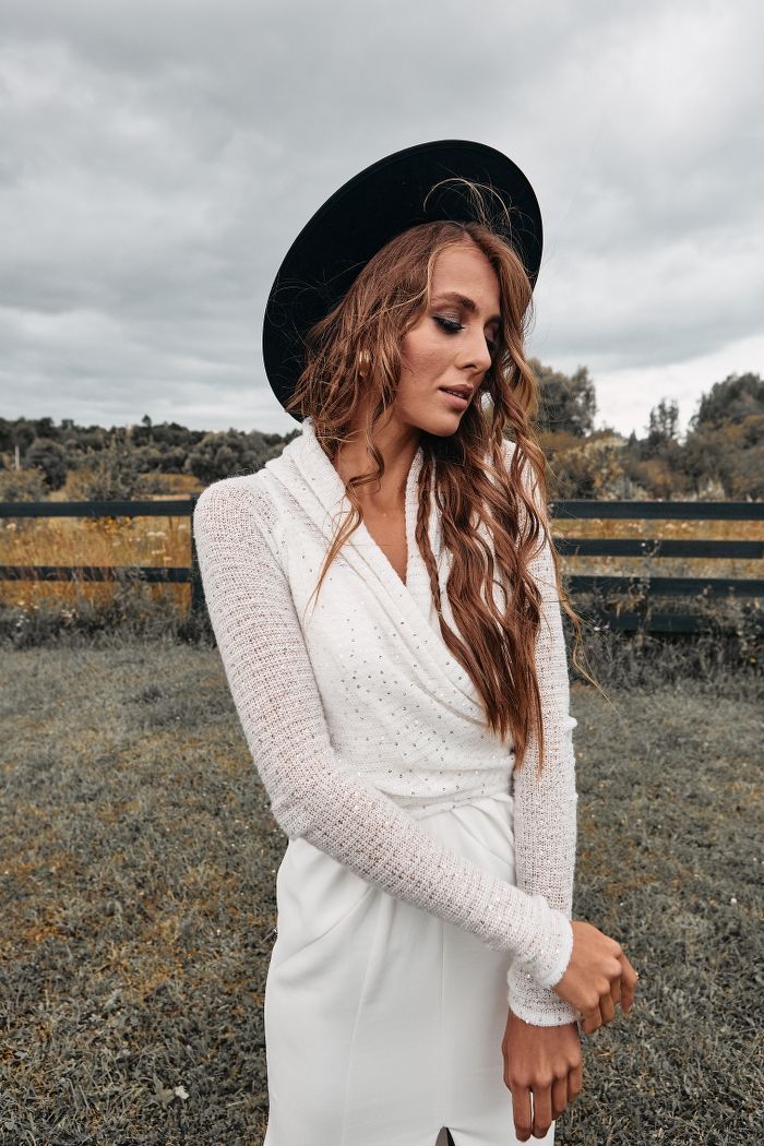 Белый свитер с пайетками