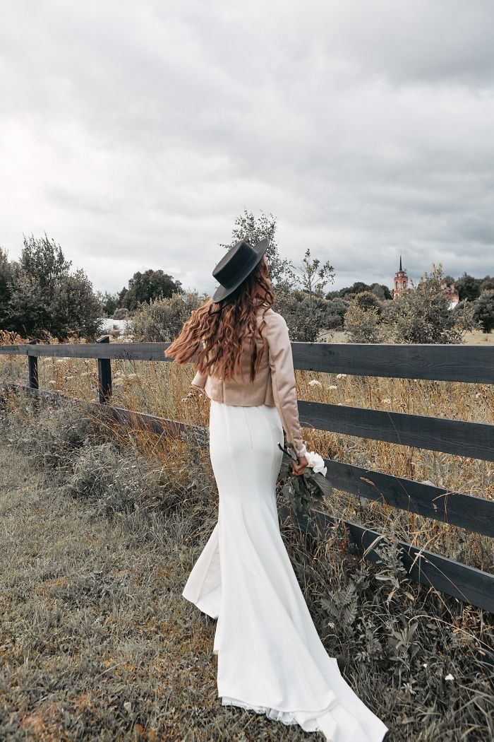 Бежевая короткая дубленка