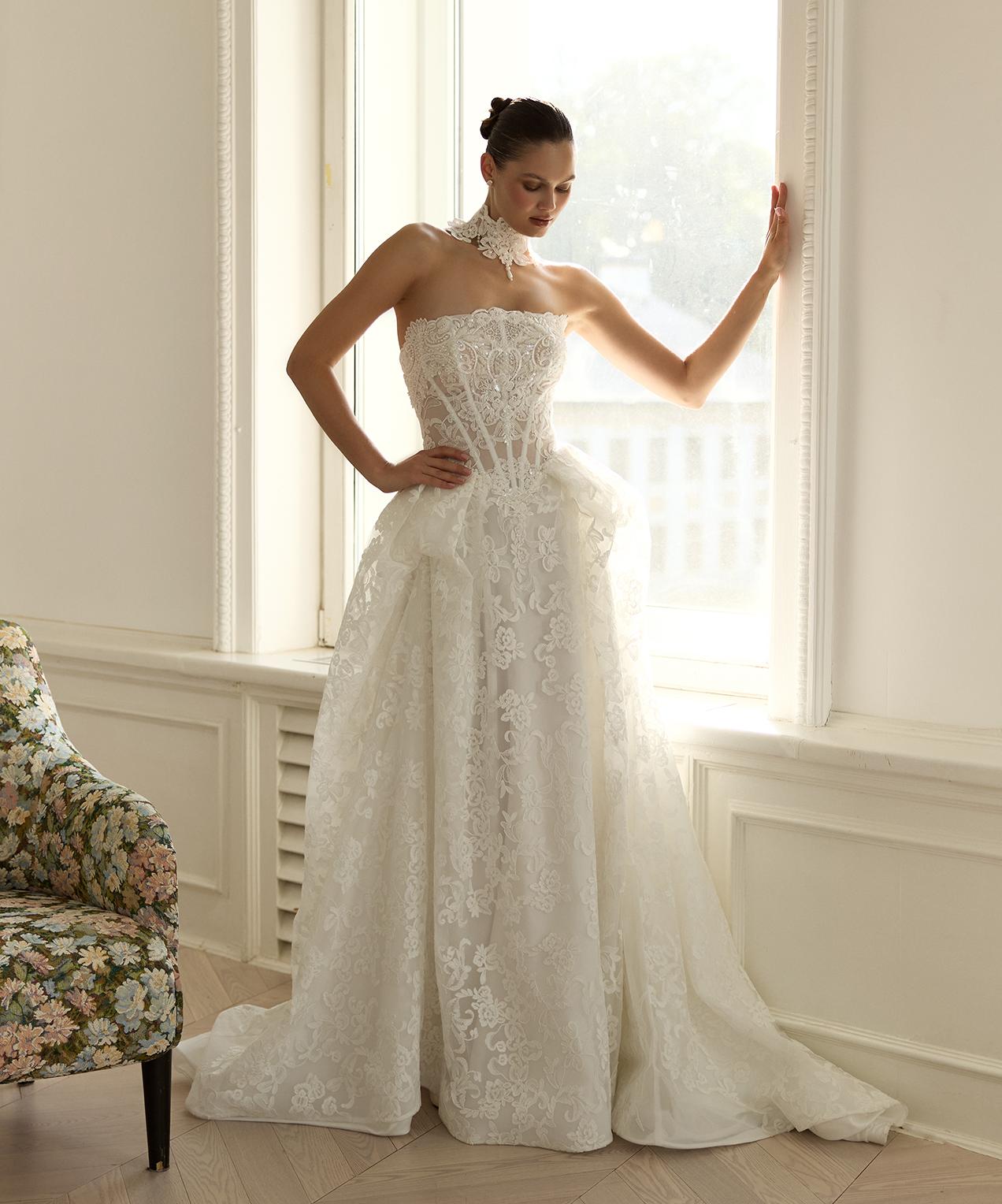 Роскошное кружевное свадебное платье с чокером фото