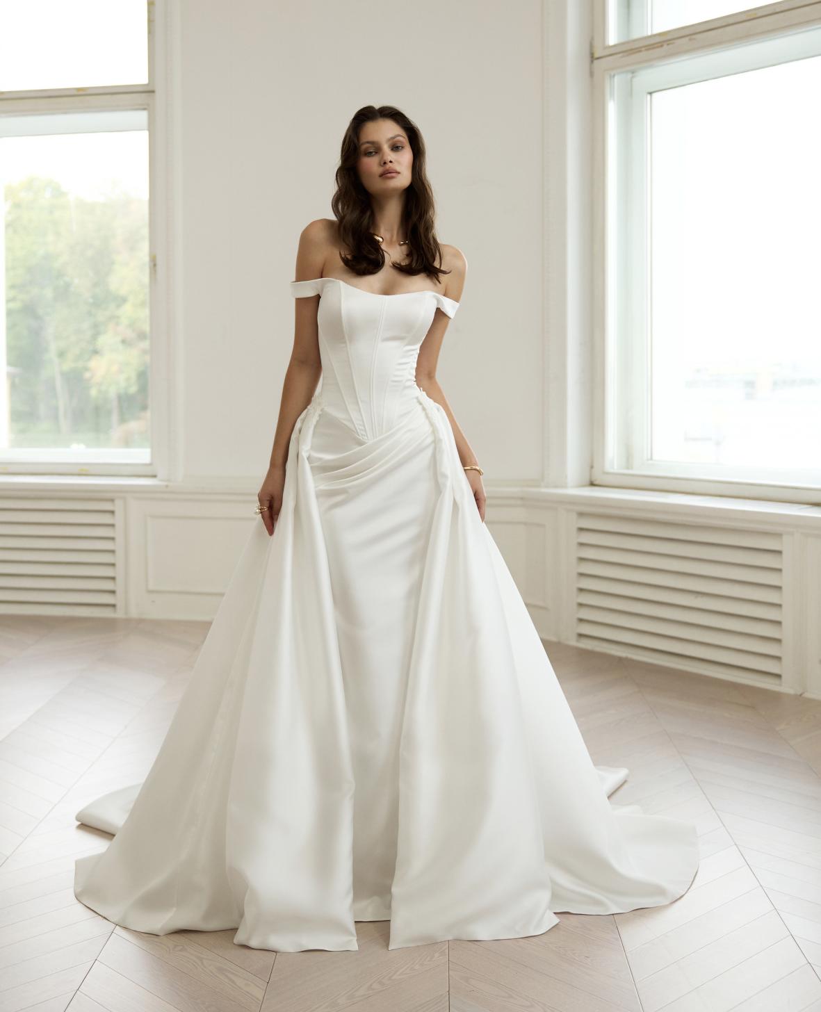 Атласное свадебное платье рыбка со съемным шлейфом фото