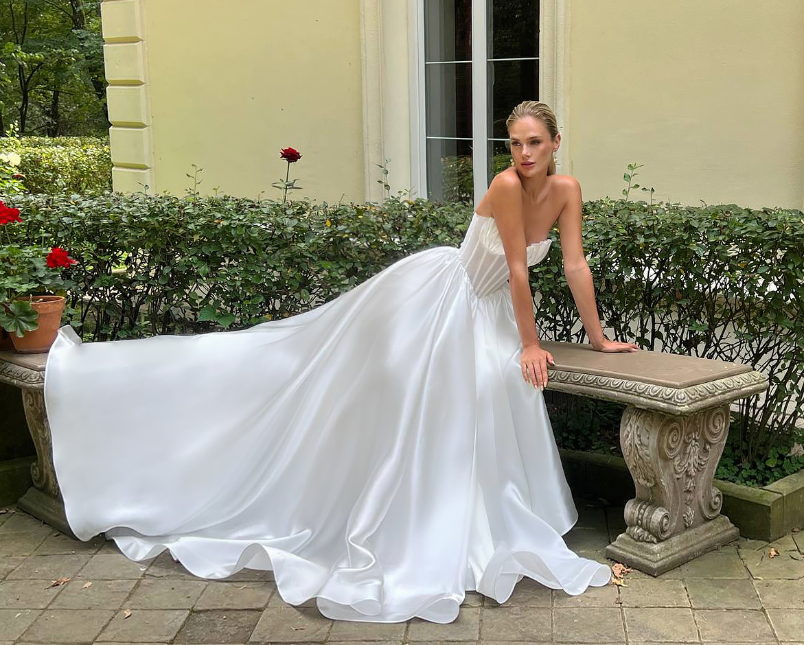 Свадебное платье с красивой драппировкой по чашкам фото