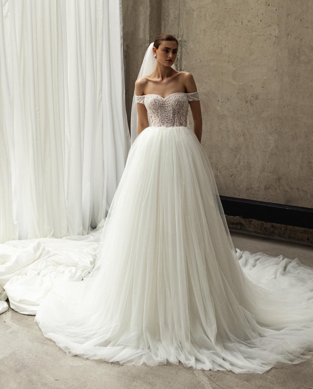 Пышное свадебное платье с открытыми плечами и корсетом фото