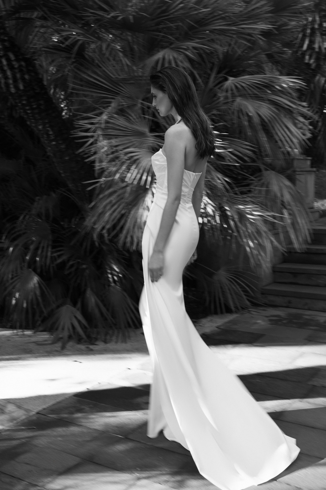 Атласное свадебное платье со сборкой на талии фото