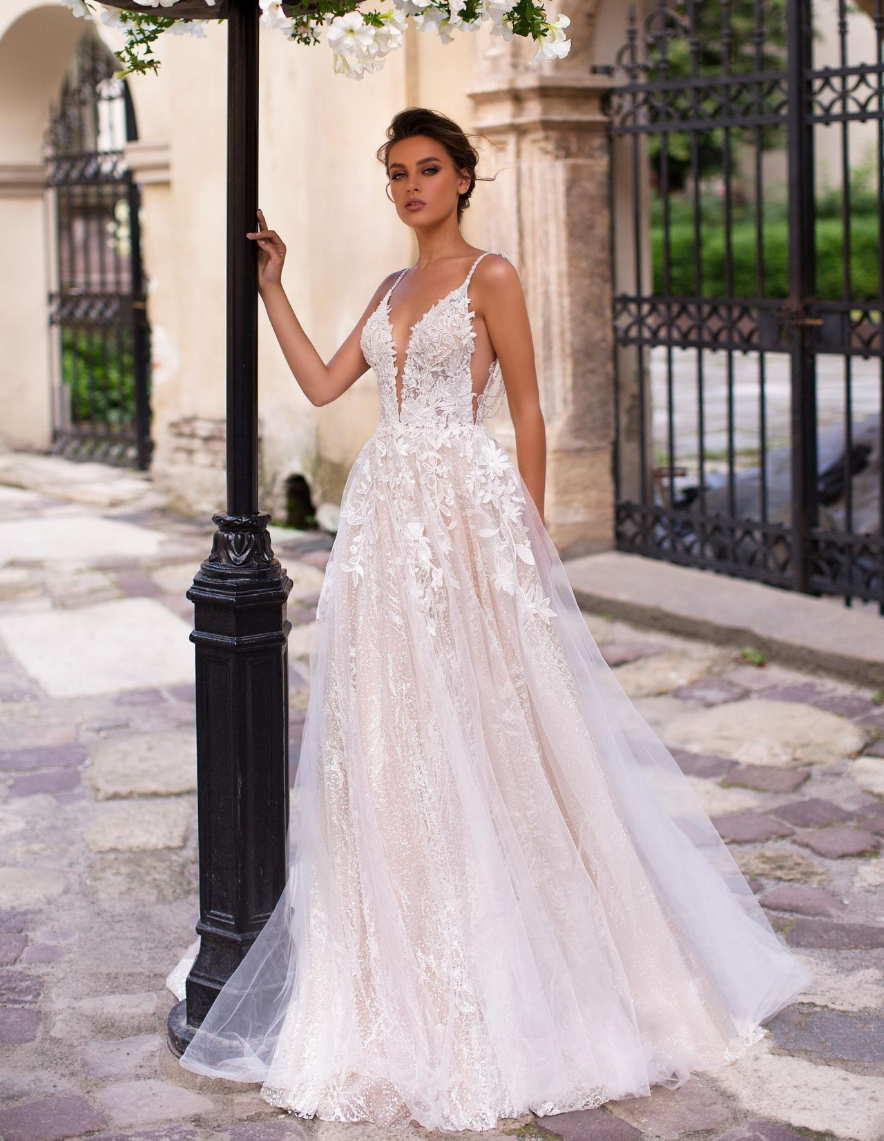 Роскошное блестящее платье на тонких бретелях фото